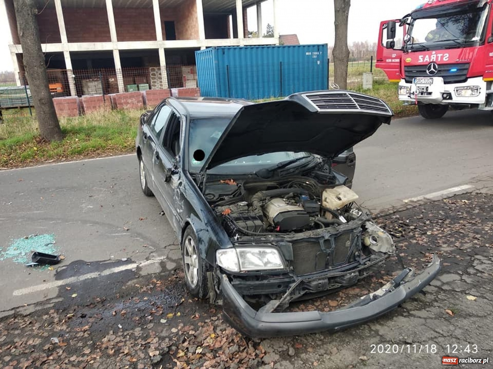 Zdjęcie w galerii na portalu naszraciborz.pl: Kierowca mercedesa uderzył w drzewo  wiadomości z regionu