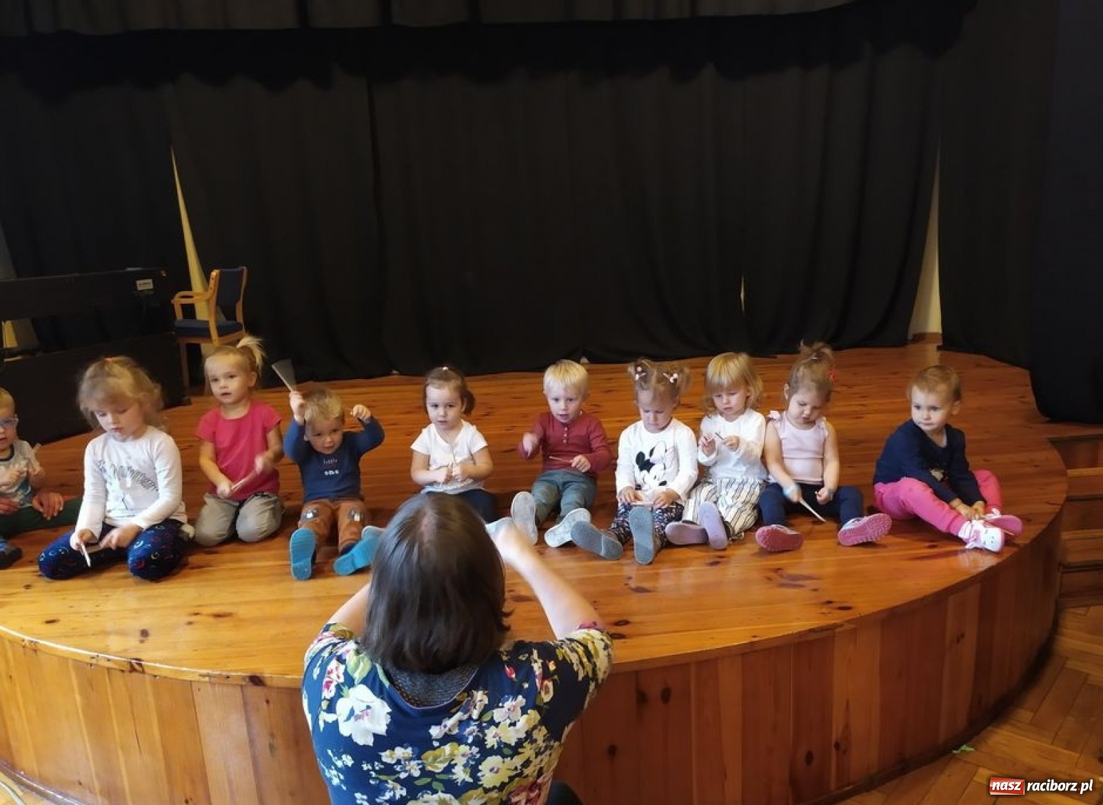 Zdjęcie w galerii na portalu naszraciborz.pl: Fikusie wspominają jesienne występy  wiadomości z regionu