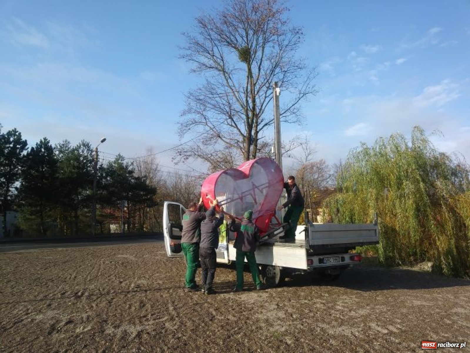 Zdjęcie w galerii na portalu naszraciborz.pl: W Kuźni Raciborskiej pojawiło się zakrętkowe serce wiadomości z regionu