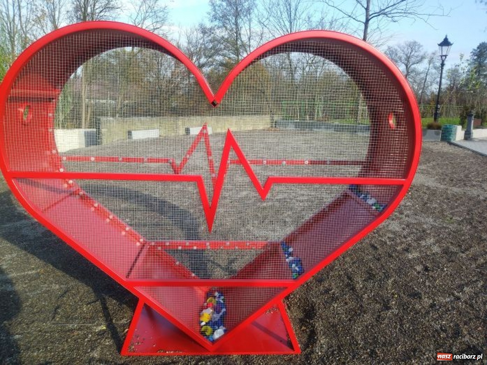 Zdjęcie w galerii na portalu naszraciborz.pl: W Kuźni Raciborskiej pojawiło się zakrętkowe serce wiadomości z regionu