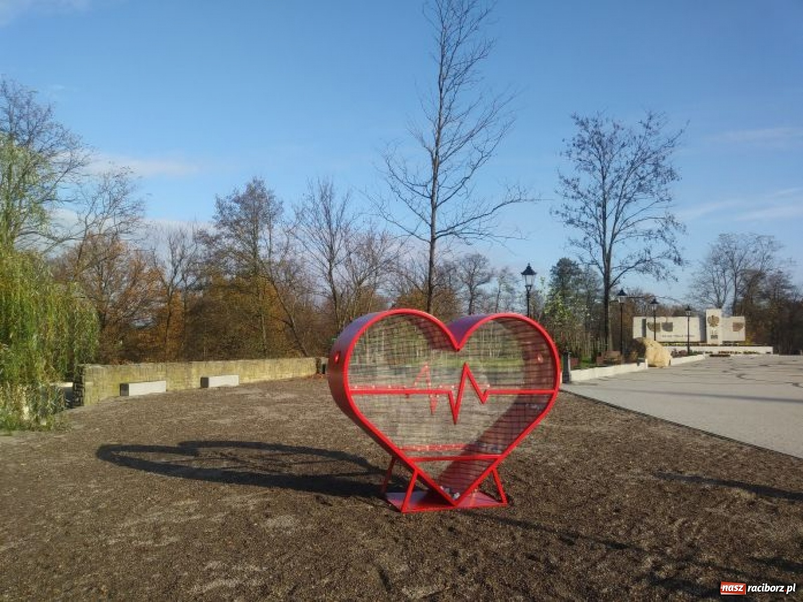 Zdjęcie w galerii na portalu naszraciborz.pl: W Kuźni Raciborskiej pojawiło się zakrętkowe serce wiadomości z regionu