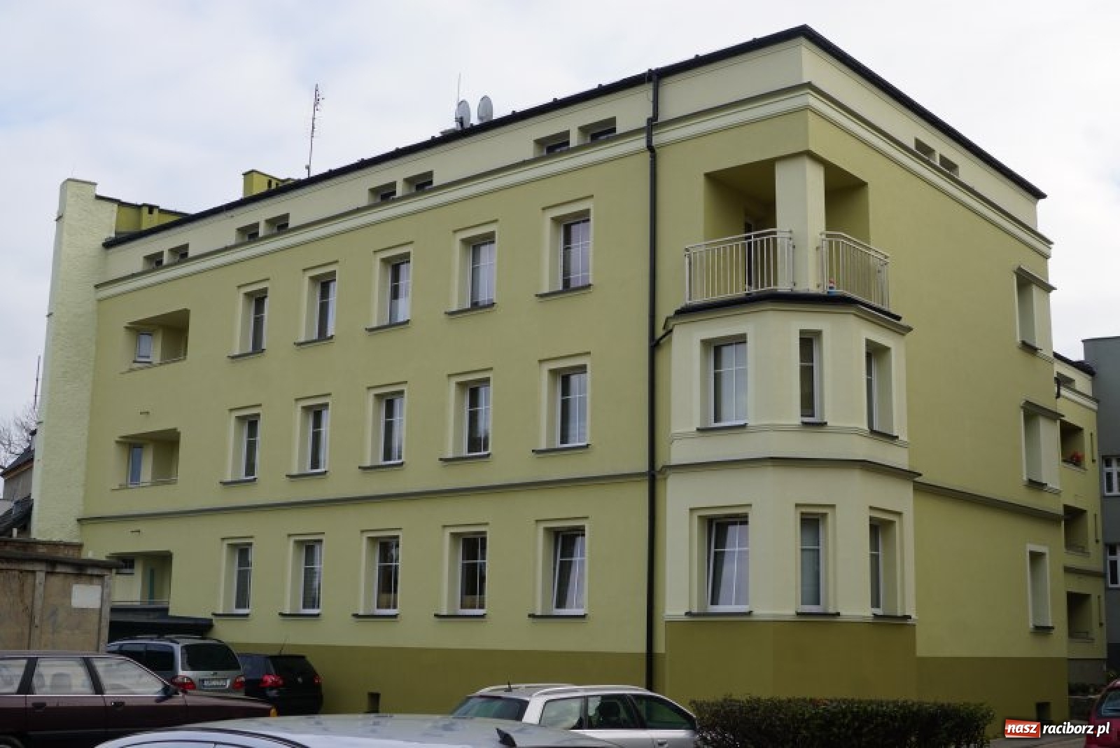 Zdjęcie w galerii na portalu naszraciborz.pl: Ulica Czekoladowa wypiękniała po termomodernizacji wiadomości z regionu