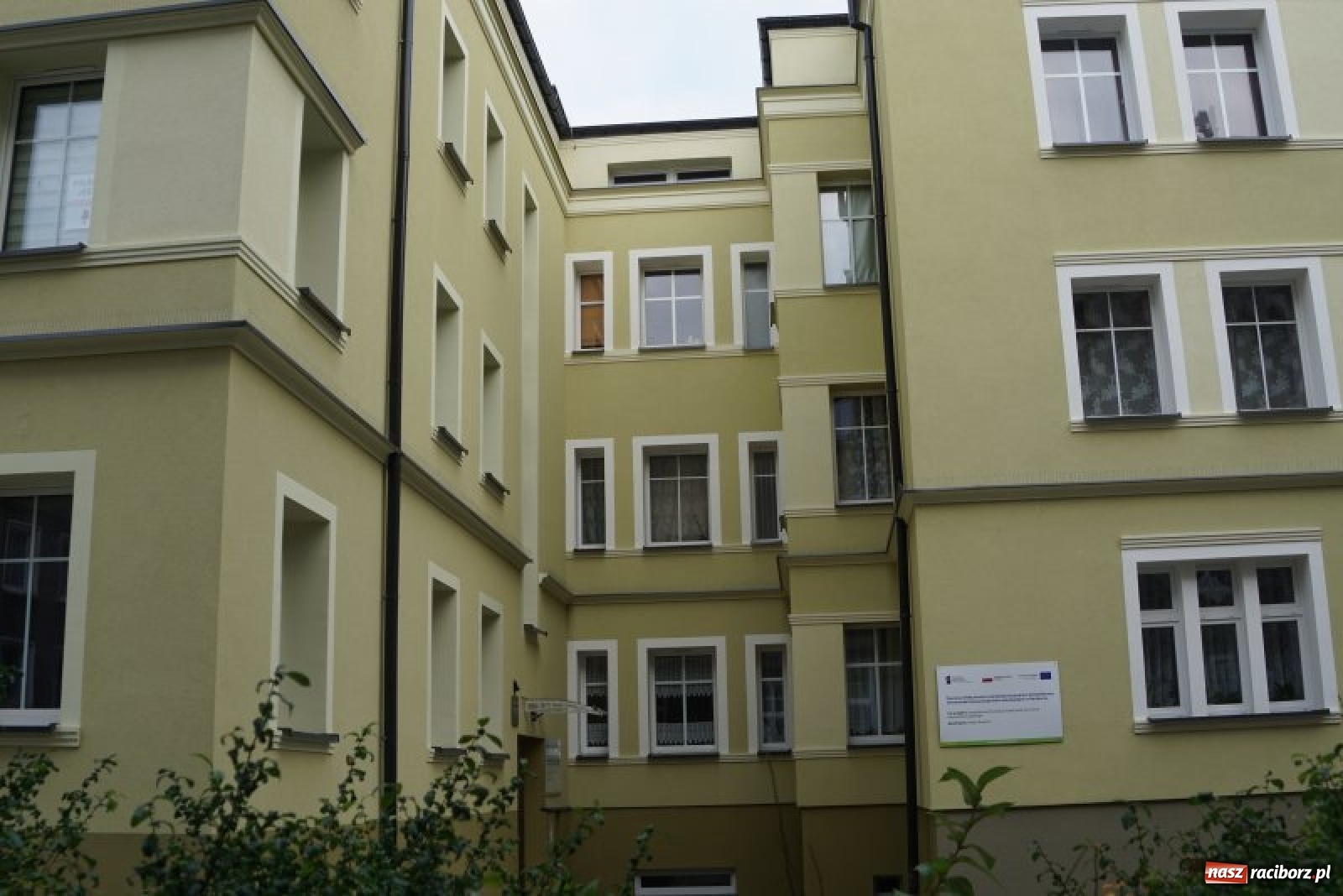 Zdjęcie w galerii na portalu naszraciborz.pl: Ulica Czekoladowa wypiękniała po termomodernizacji wiadomości z regionu