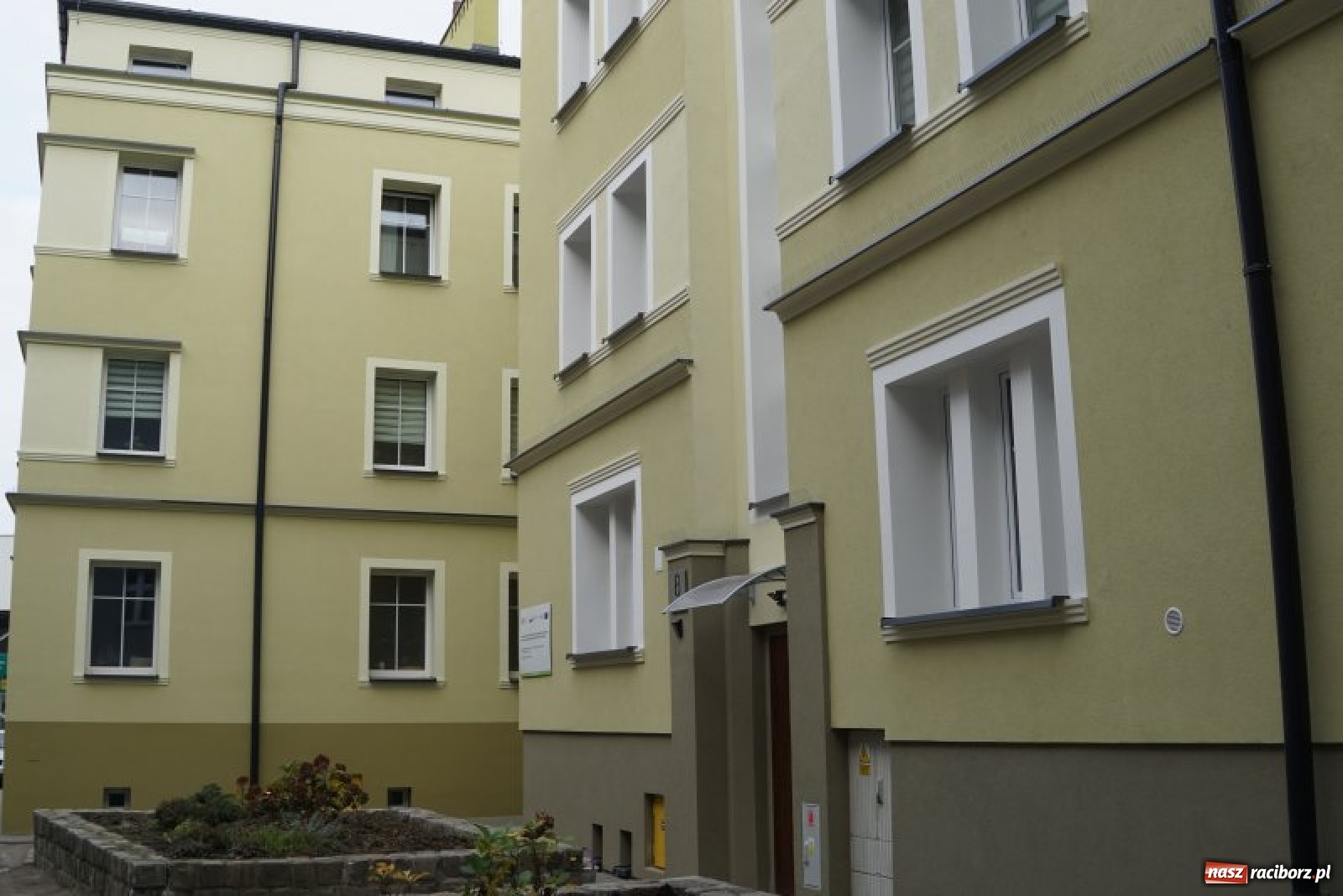 Zdjęcie w galerii na portalu naszraciborz.pl: Ulica Czekoladowa wypiękniała po termomodernizacji wiadomości z regionu