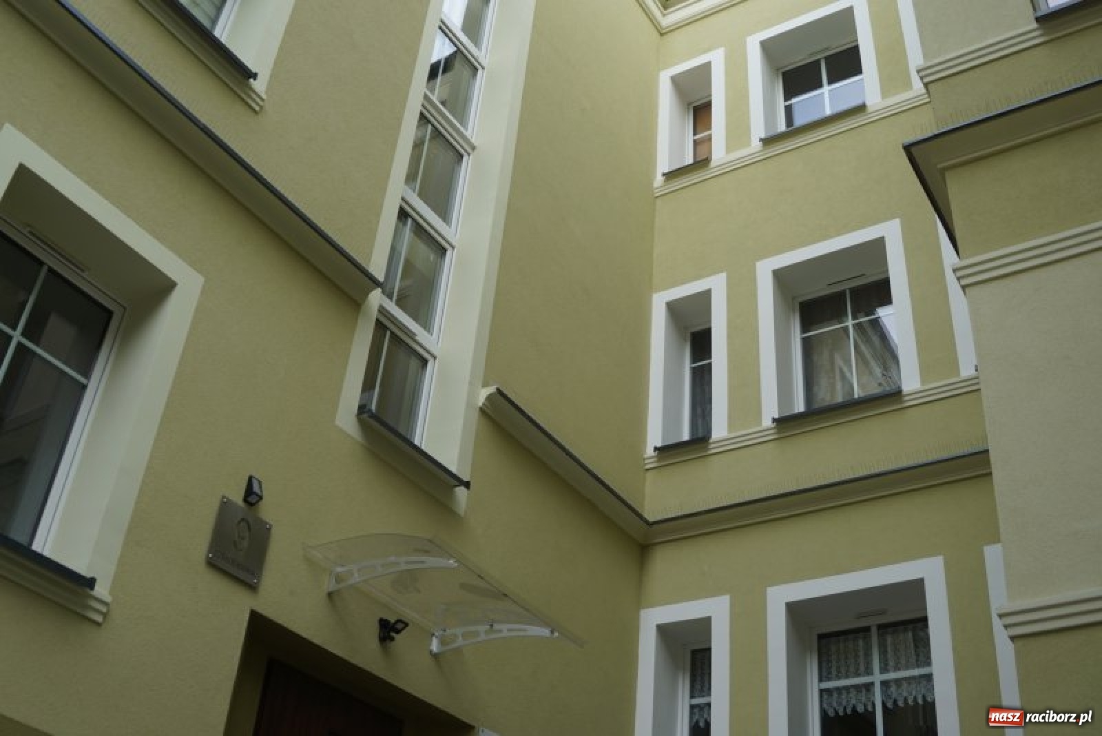 Zdjęcie w galerii na portalu naszraciborz.pl: Ulica Czekoladowa wypiękniała po termomodernizacji wiadomości z regionu