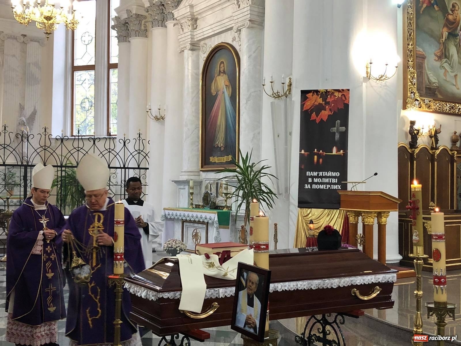 Zdjęcie w galerii na portalu naszraciborz.pl: Ostatnia droga księdza kanonika Joachima Jasity, byłego proboszcza z Pogrzebienia  wiadomości z regionu