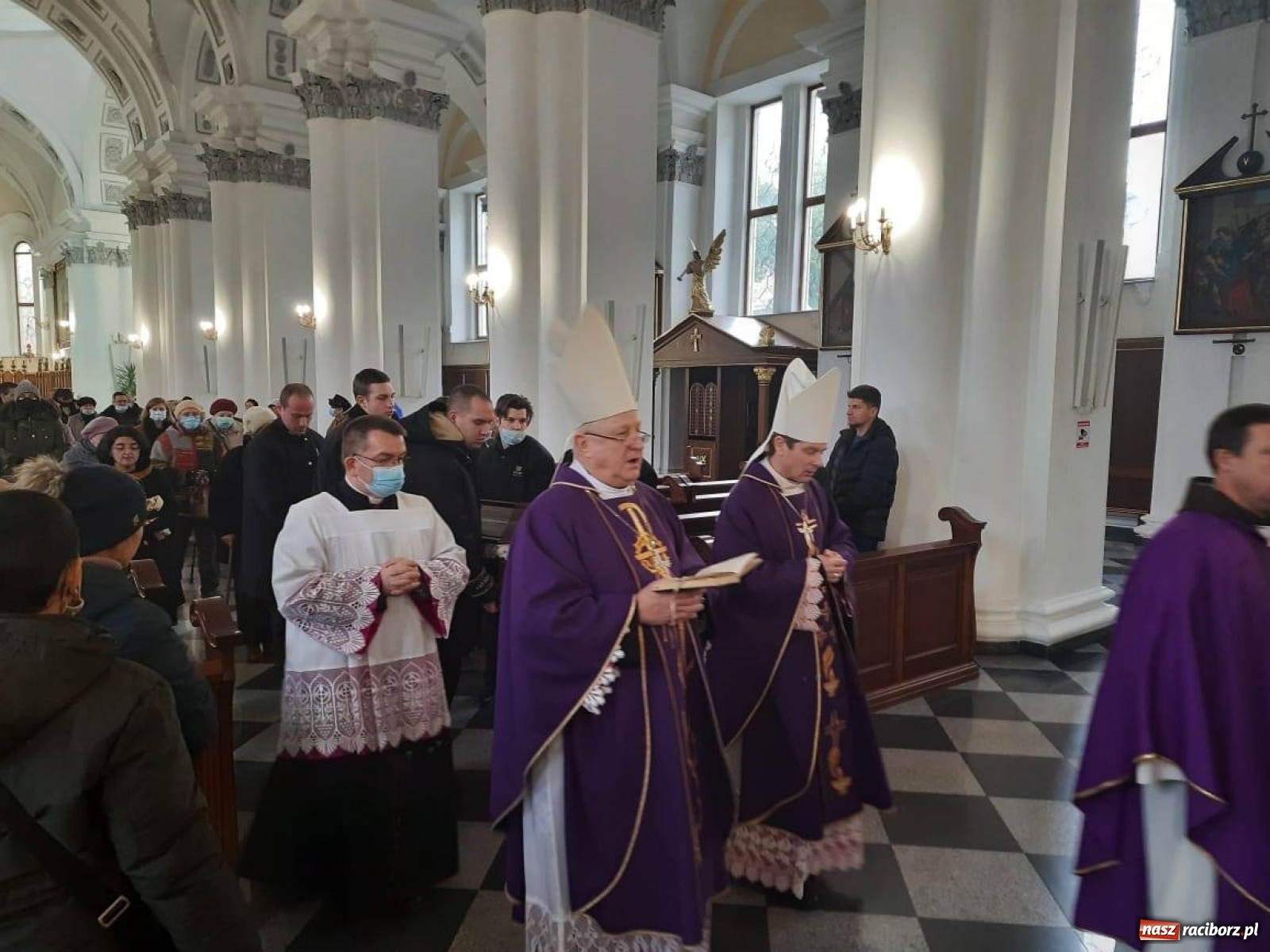 Zdjęcie w galerii na portalu naszraciborz.pl: Ostatnia droga księdza kanonika Joachima Jasity, byłego proboszcza z Pogrzebienia  wiadomości z regionu