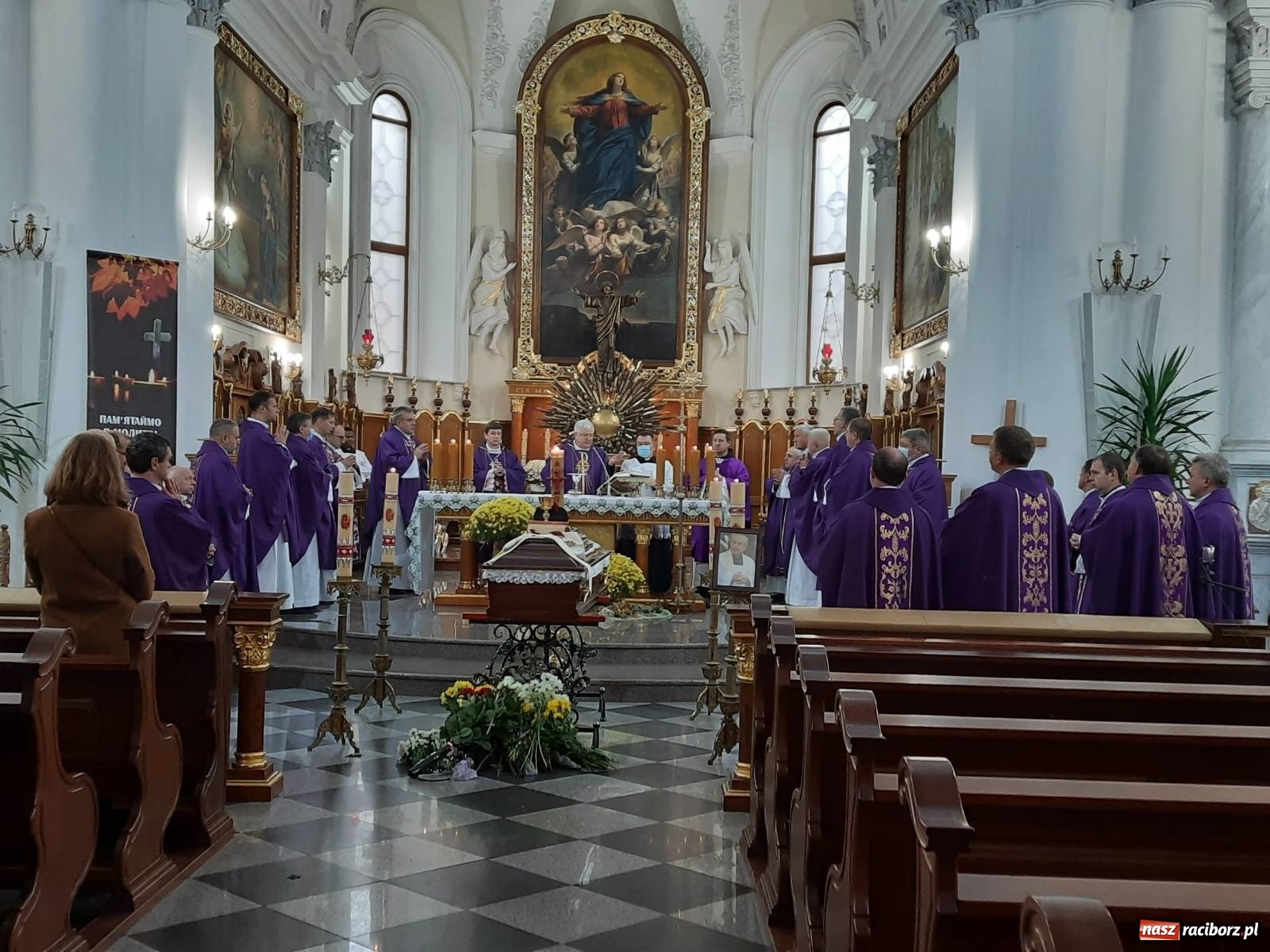 Zdjęcie w galerii na portalu naszraciborz.pl: Ostatnia droga księdza kanonika Joachima Jasity, byłego proboszcza z Pogrzebienia  wiadomości z regionu