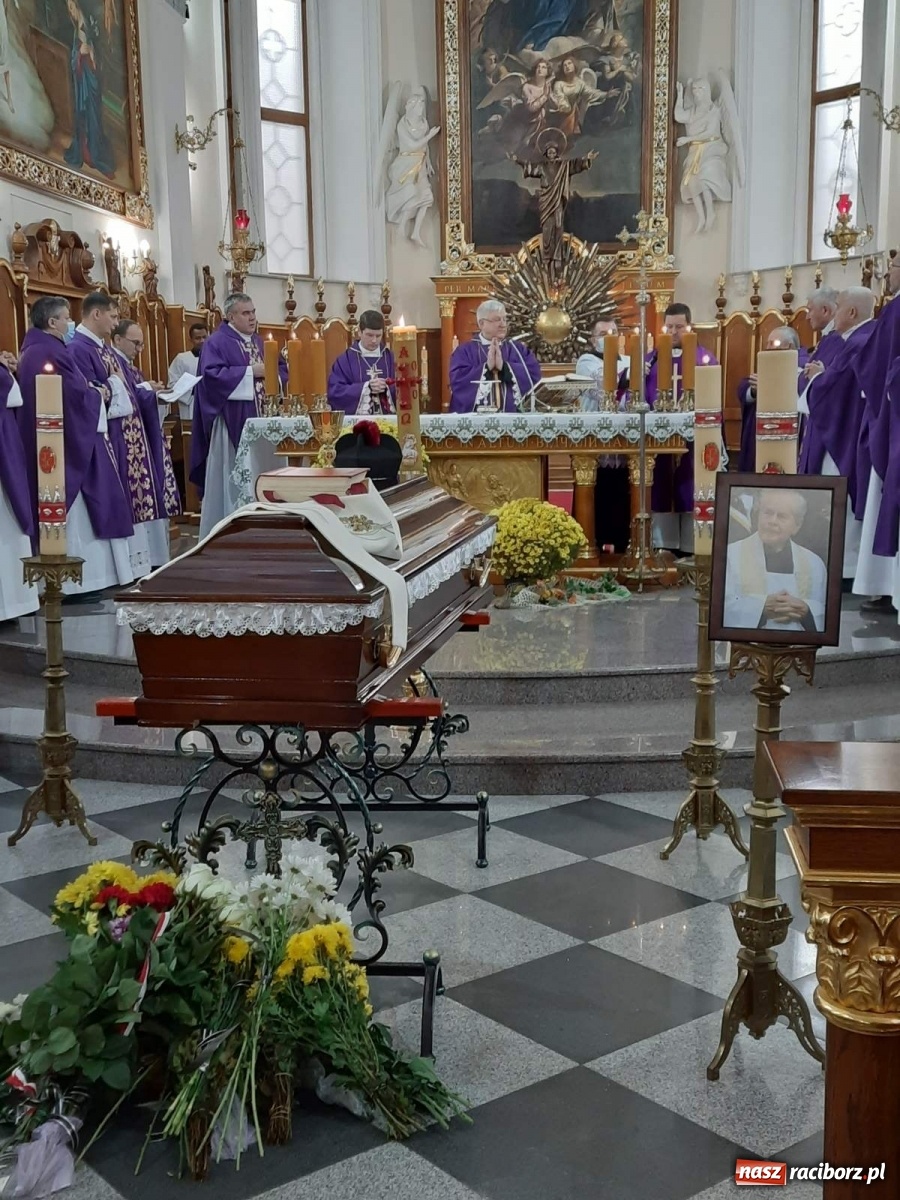 Zdjęcie w galerii na portalu naszraciborz.pl: Ostatnia droga księdza kanonika Joachima Jasity, byłego proboszcza z Pogrzebienia  wiadomości z regionu