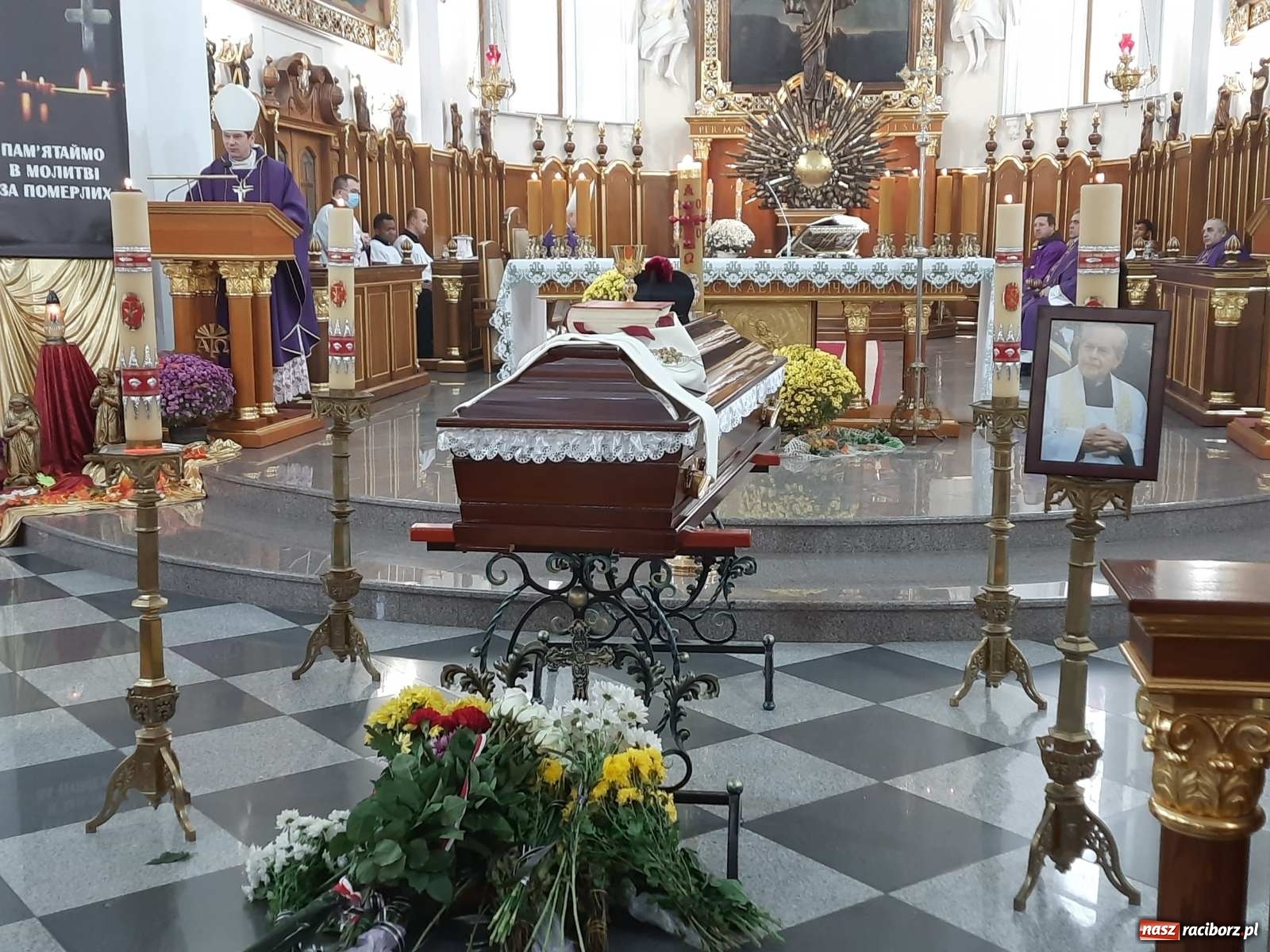 Zdjęcie w galerii na portalu naszraciborz.pl: Ostatnia droga księdza kanonika Joachima Jasity, byłego proboszcza z Pogrzebienia  wiadomości z regionu
