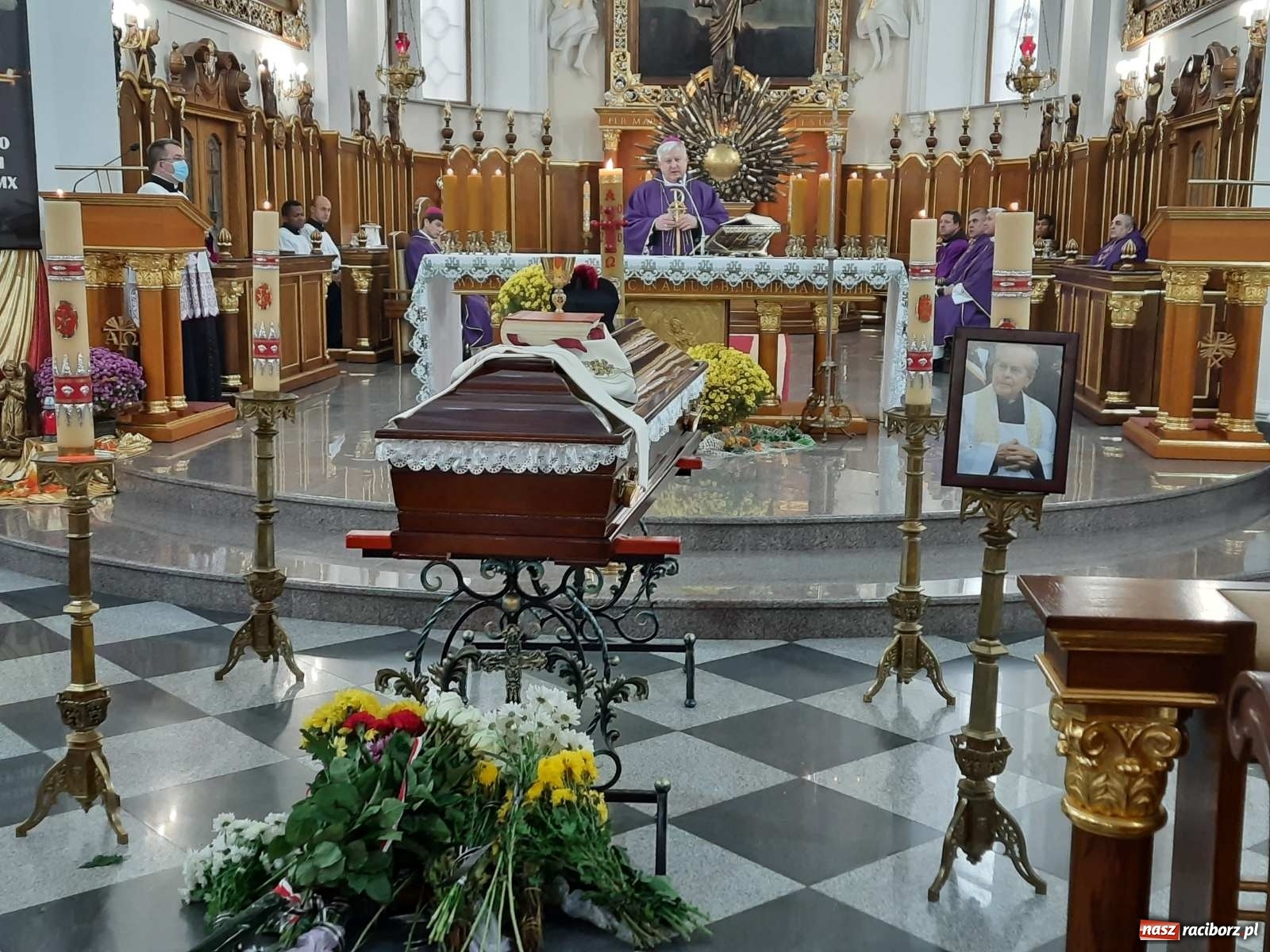 Zdjęcie w galerii na portalu naszraciborz.pl: Ostatnia droga księdza kanonika Joachima Jasity, byłego proboszcza z Pogrzebienia  wiadomości z regionu