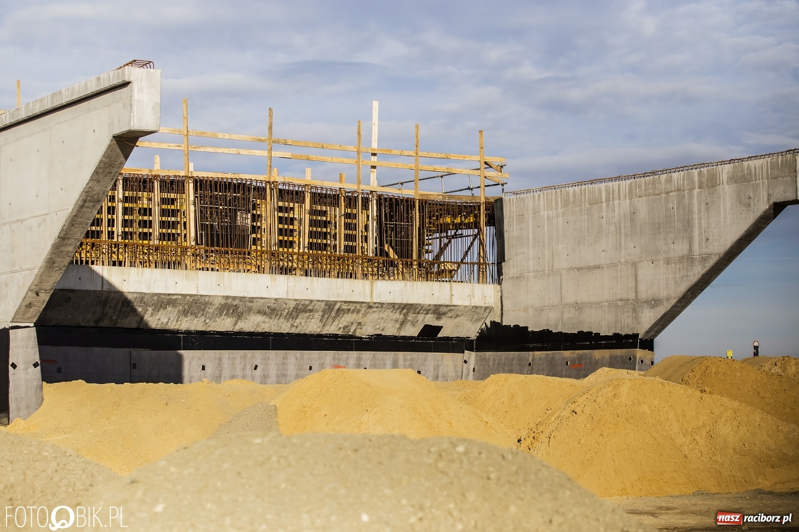 Zdjęcie w galerii na portalu naszraciborz.pl: Nowy most w Raciborzu gotowy. Betonowanie ósmego przęsła zakończone! wiadomości z regionu