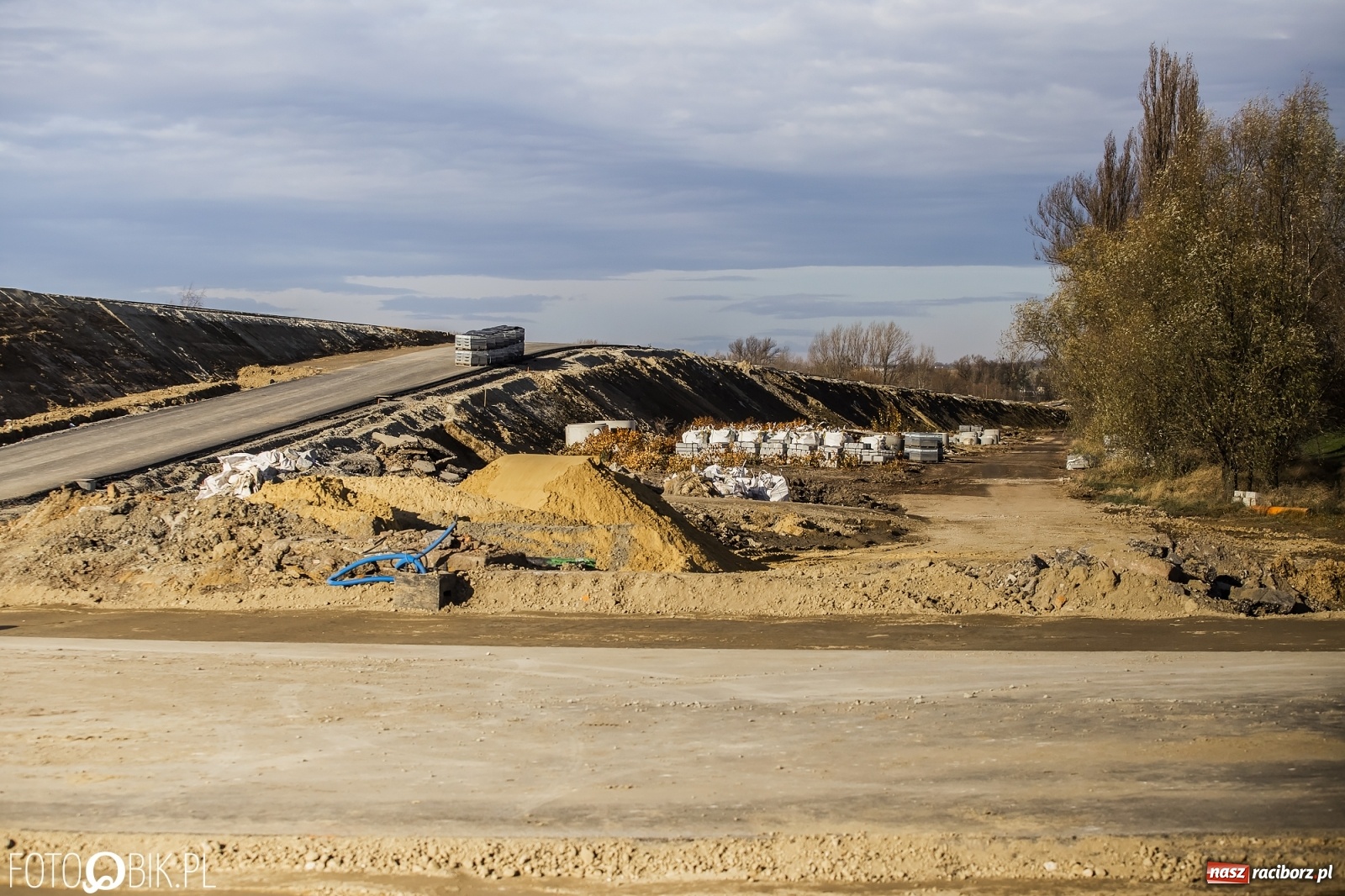 Zdjęcie w galerii na portalu naszraciborz.pl: Nowy most w Raciborzu gotowy. Betonowanie ósmego przęsła zakończone! wiadomości z regionu