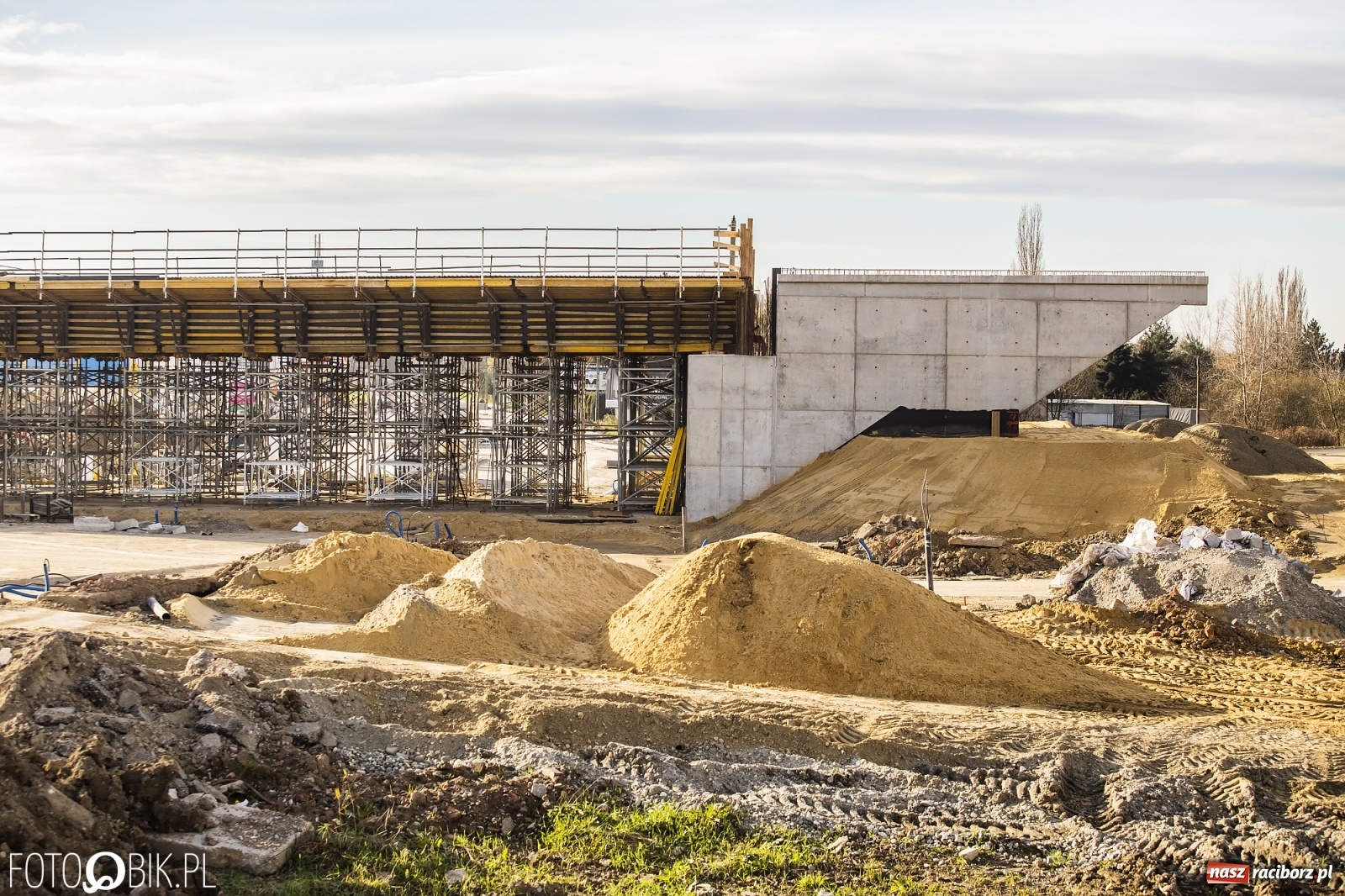 Zdjęcie w galerii na portalu naszraciborz.pl: Nowy most w Raciborzu gotowy. Betonowanie ósmego przęsła zakończone! wiadomości z regionu