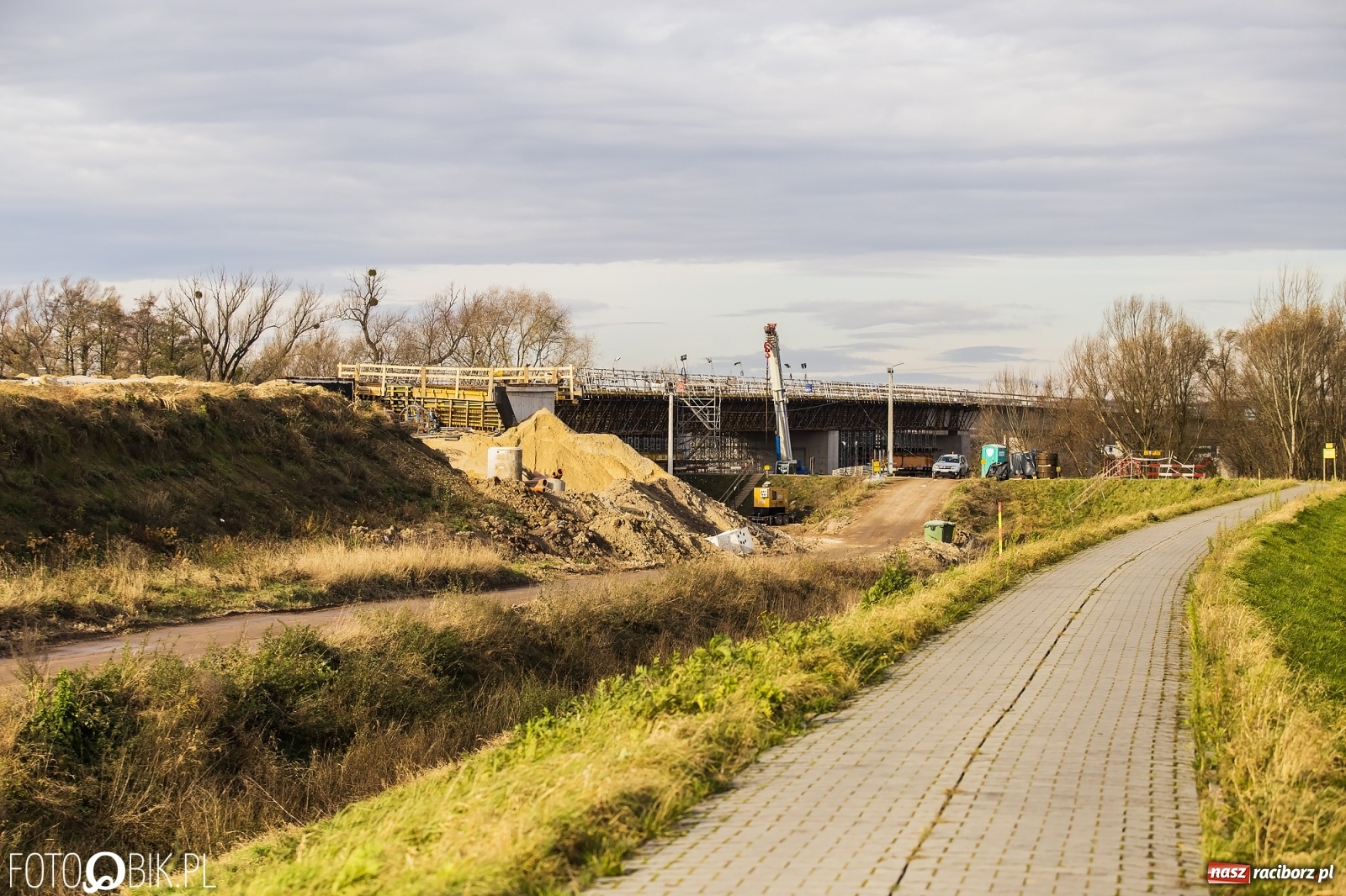 Zdjęcie w galerii na portalu naszraciborz.pl: Nowy most w Raciborzu gotowy. Betonowanie ósmego przęsła zakończone! wiadomości z regionu