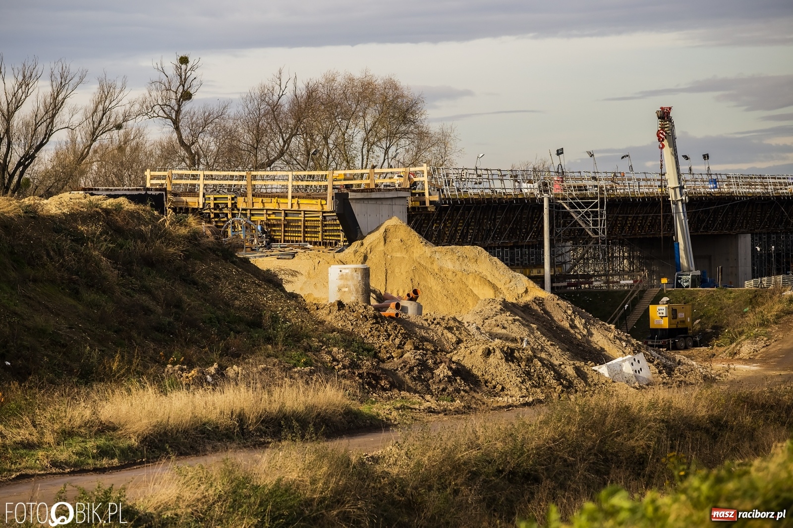 Zdjęcie w galerii na portalu naszraciborz.pl: Nowy most w Raciborzu gotowy. Betonowanie ósmego przęsła zakończone! wiadomości z regionu