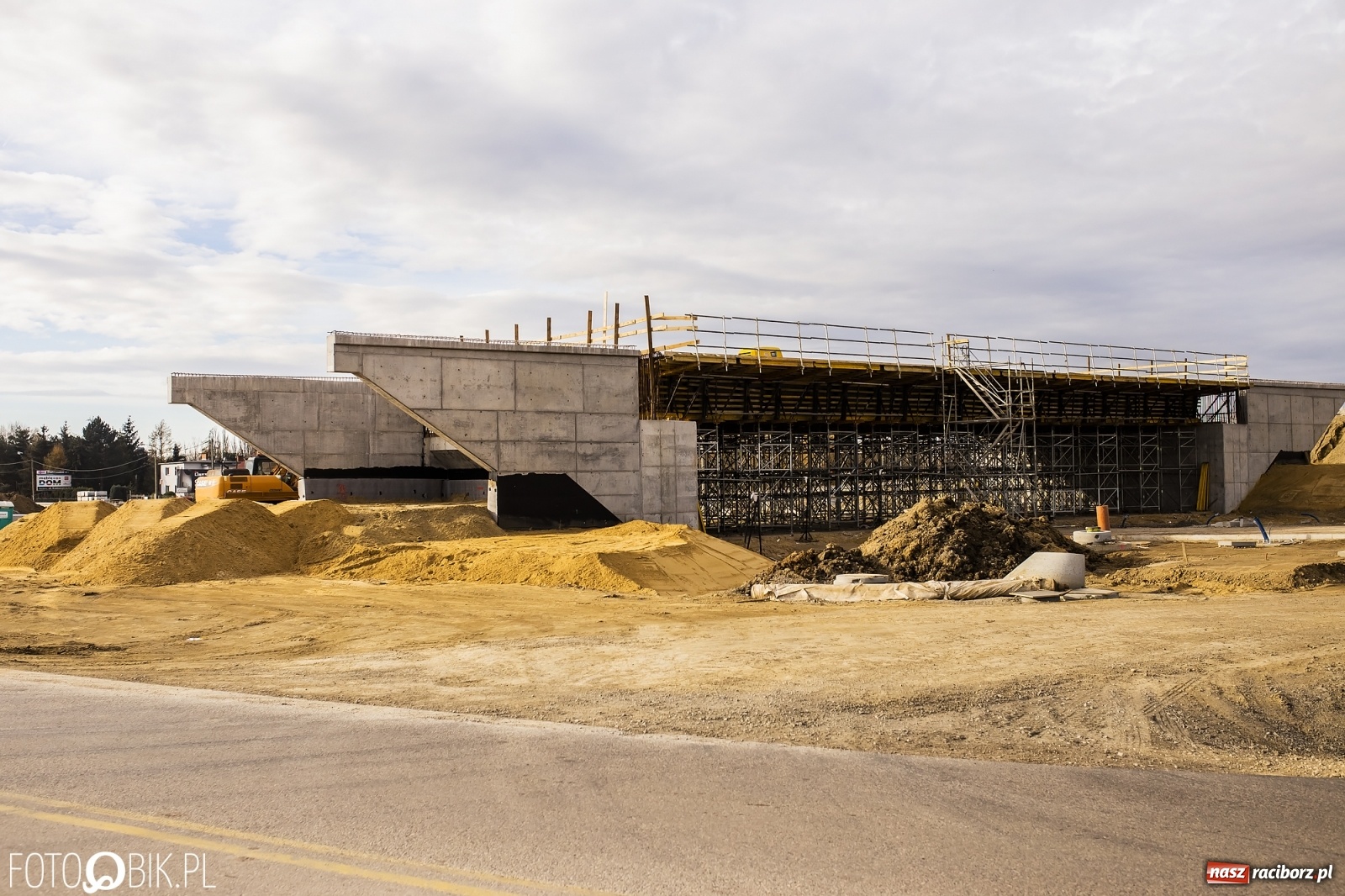 Zdjęcie w galerii na portalu naszraciborz.pl: Nowy most w Raciborzu gotowy. Betonowanie ósmego przęsła zakończone! wiadomości z regionu