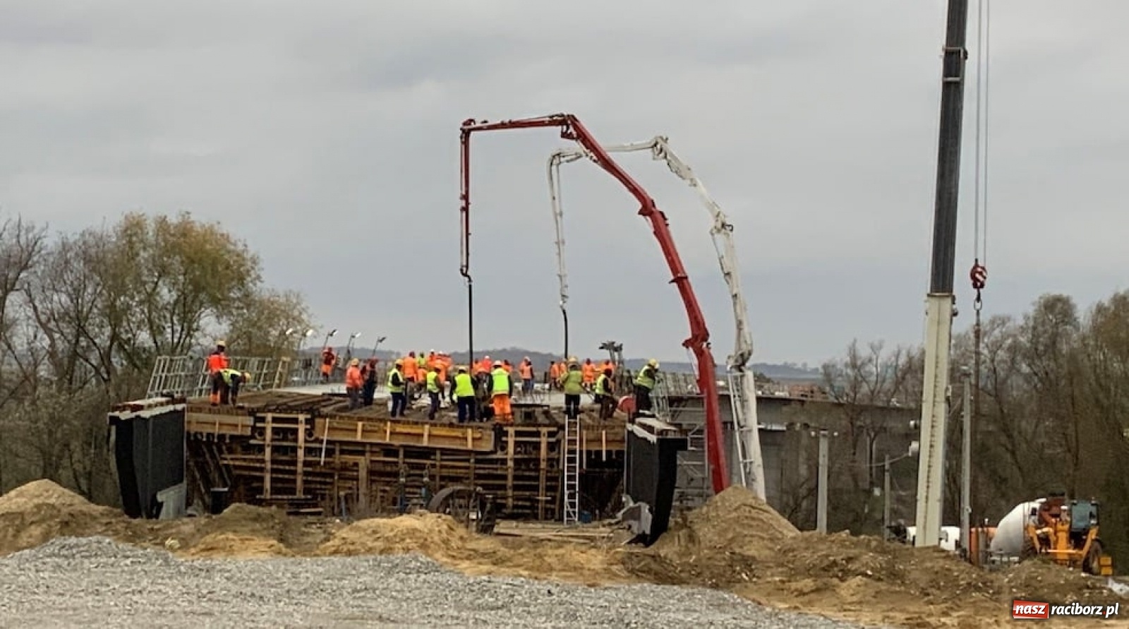 Zdjęcie w galerii na portalu naszraciborz.pl: Nowy most w Raciborzu gotowy. Betonowanie ósmego przęsła zakończone! wiadomości z regionu