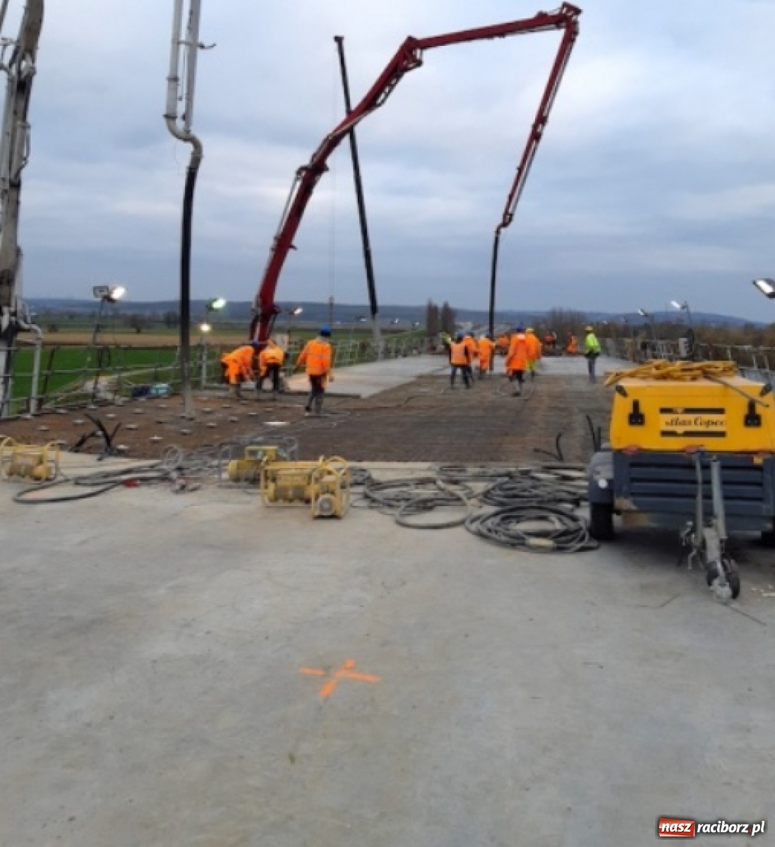 Zdjęcie w galerii na portalu naszraciborz.pl: Nowy most w Raciborzu gotowy. Betonowanie ósmego przęsła zakończone! wiadomości z regionu