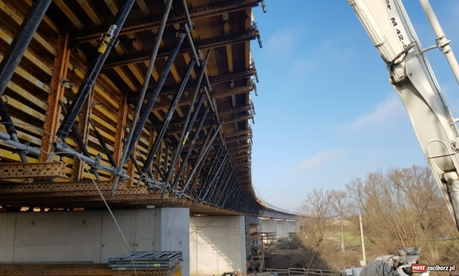 Zdjęcie w galerii na portalu naszraciborz.pl: Nowy most w Raciborzu gotowy. Betonowanie ósmego przęsła zakończone! wiadomości z regionu