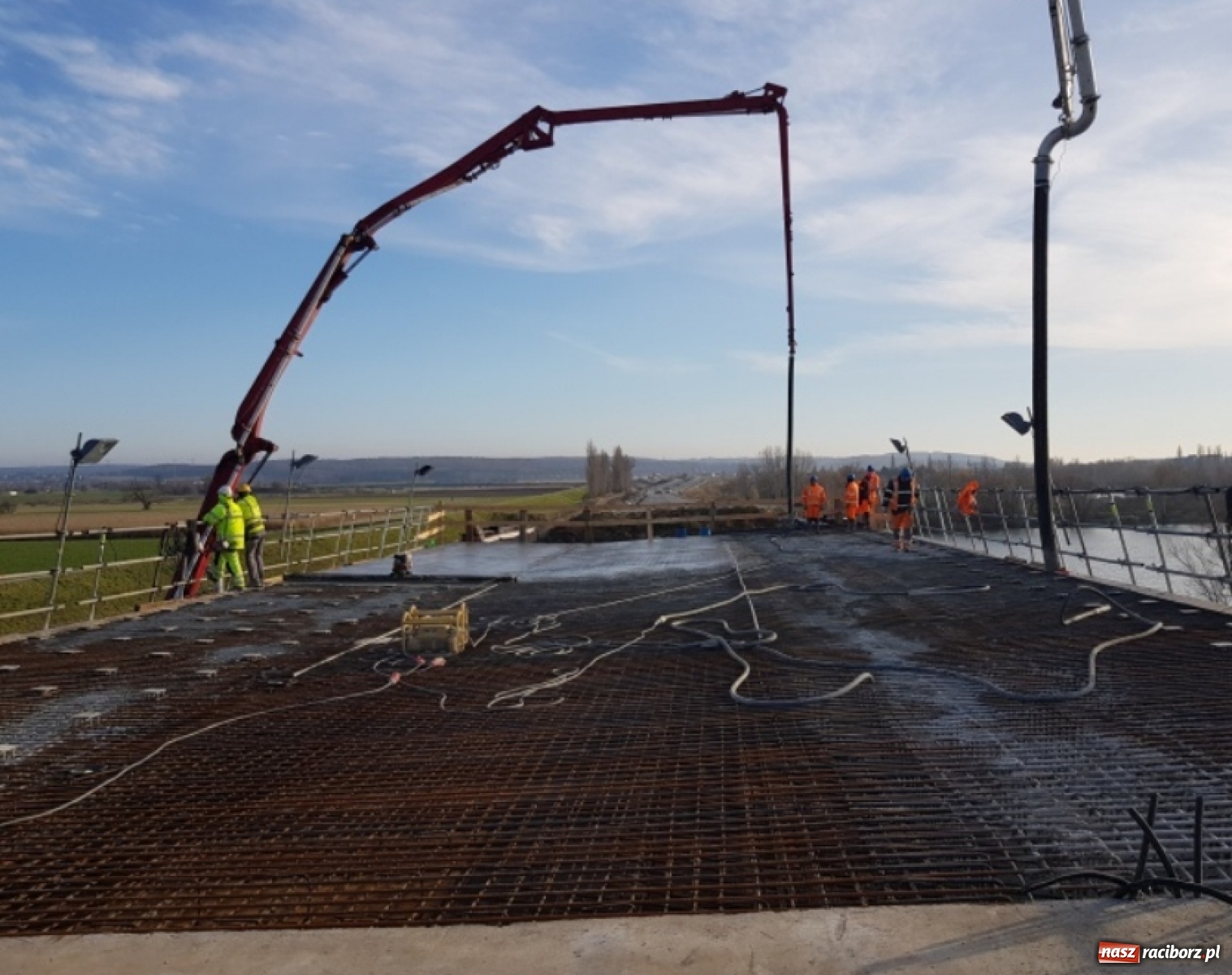 Zdjęcie w galerii na portalu naszraciborz.pl: Nowy most w Raciborzu gotowy. Betonowanie ósmego przęsła zakończone! wiadomości z regionu