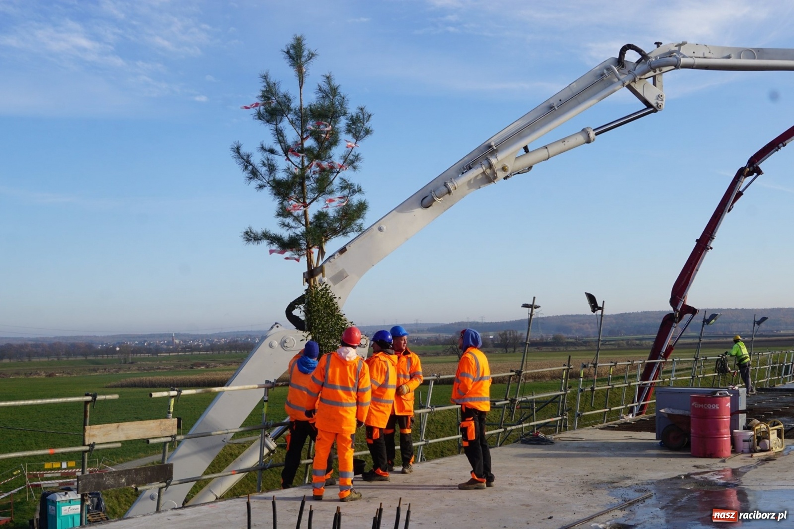 Zdjęcie w galerii na portalu naszraciborz.pl: Nowy most w Raciborzu gotowy. Betonowanie ósmego przęsła zakończone! wiadomości z regionu