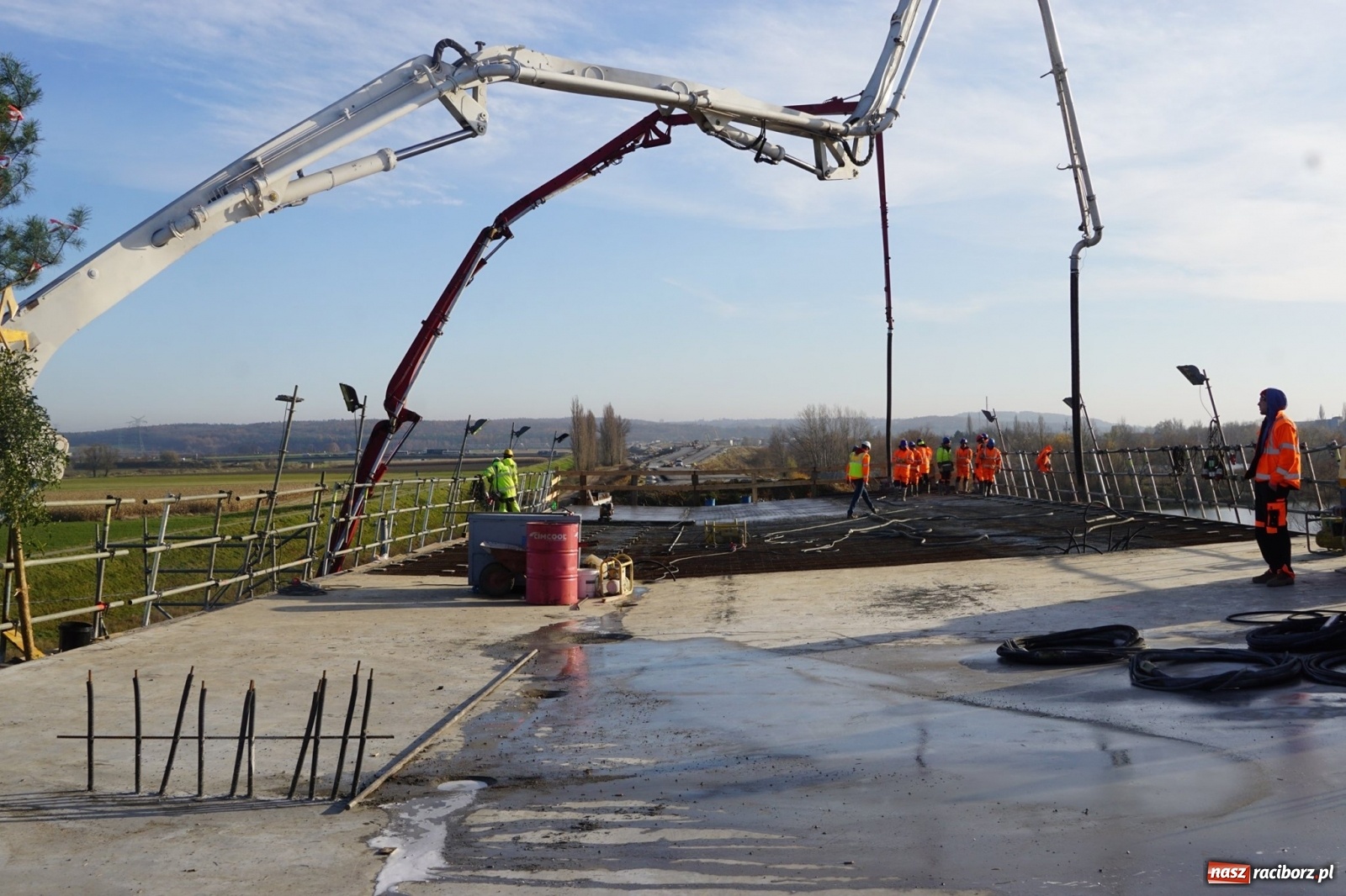 Zdjęcie w galerii na portalu naszraciborz.pl: Nowy most w Raciborzu gotowy. Betonowanie ósmego przęsła zakończone! wiadomości z regionu