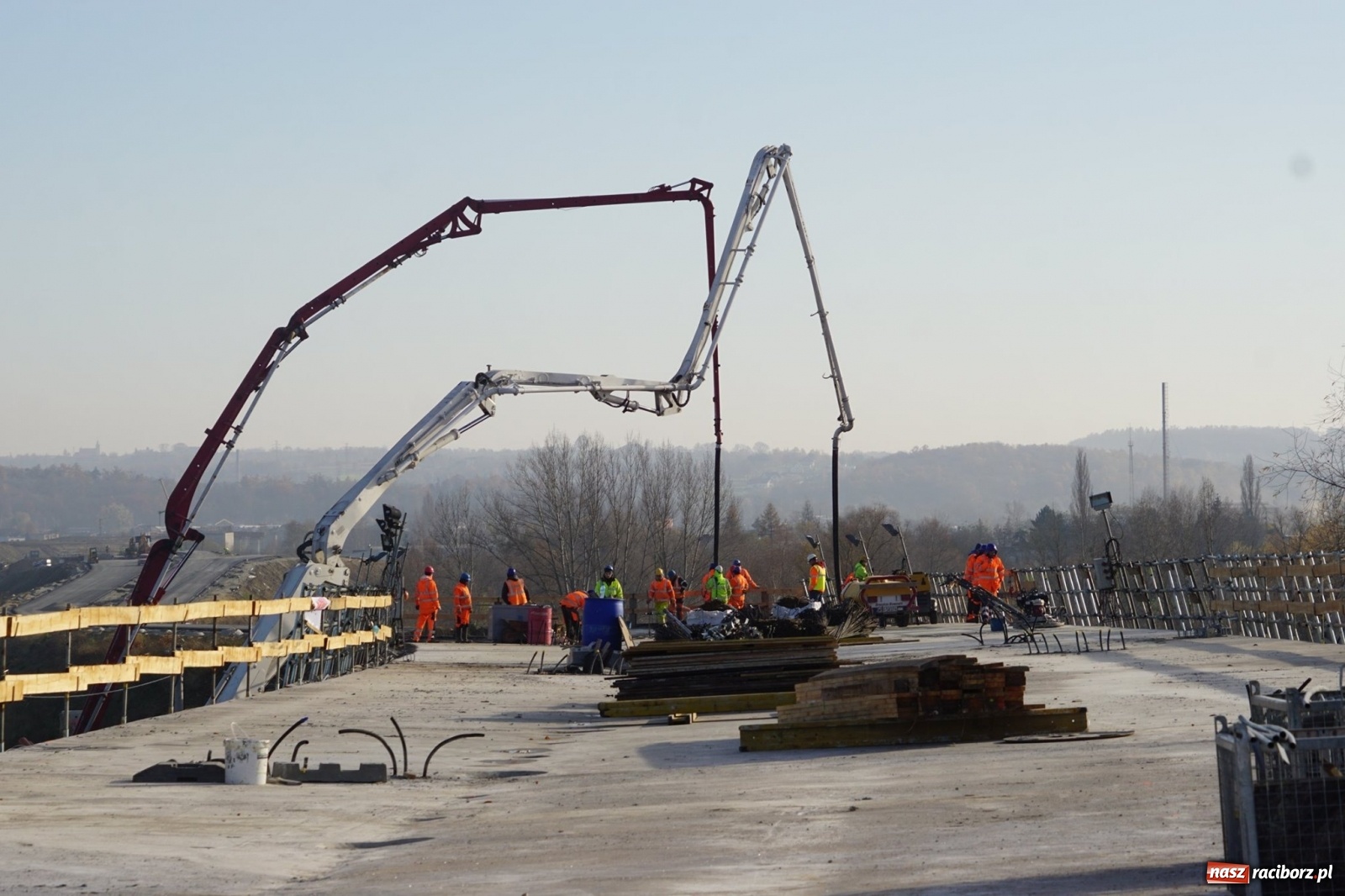 Zdjęcie w galerii na portalu naszraciborz.pl: Nowy most w Raciborzu gotowy. Betonowanie ósmego przęsła zakończone! wiadomości z regionu
