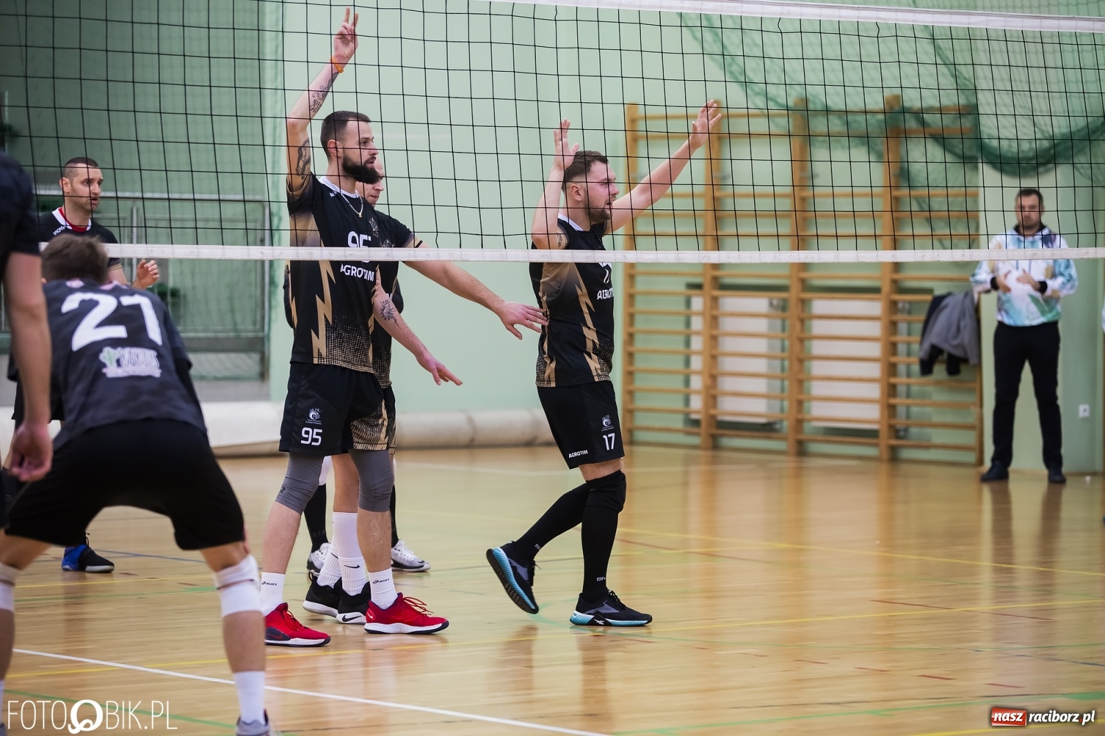Zdjęcie w galerii na portalu naszraciborz.pl: Zacięta siatkarska rywalizacja w RLPS [FOTO] wiadomości z regionu