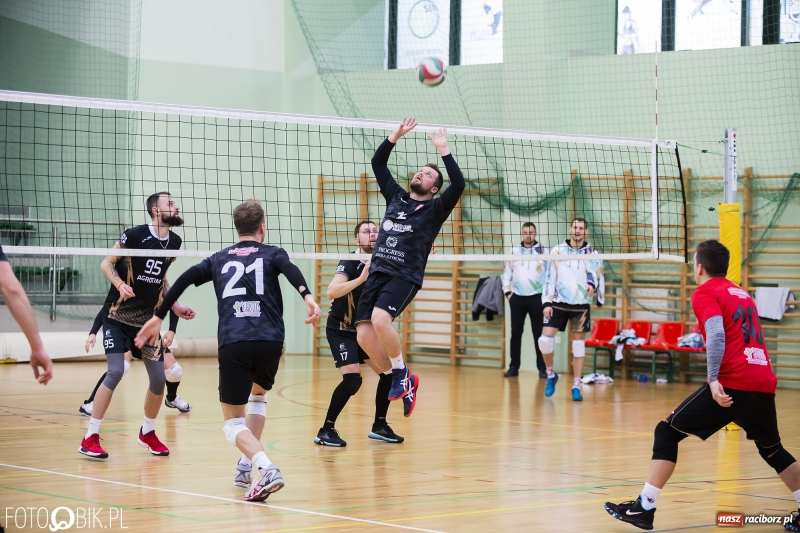 Zdjęcie w galerii na portalu naszraciborz.pl: Zacięta siatkarska rywalizacja w RLPS [FOTO] wiadomości z regionu