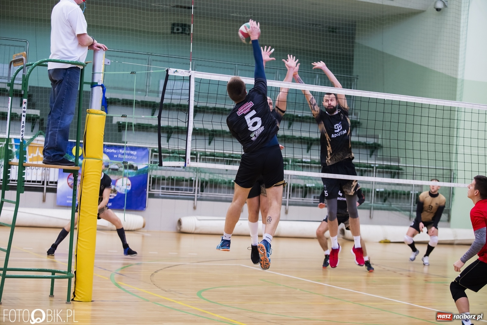 Zdjęcie w galerii na portalu naszraciborz.pl: Zacięta siatkarska rywalizacja w RLPS [FOTO] wiadomości z regionu
