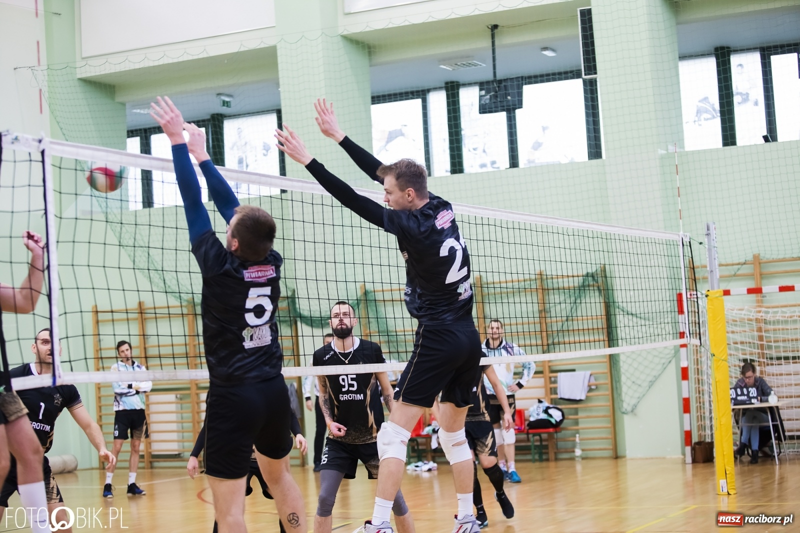 Zdjęcie w galerii na portalu naszraciborz.pl: Zacięta siatkarska rywalizacja w RLPS [FOTO] wiadomości z regionu