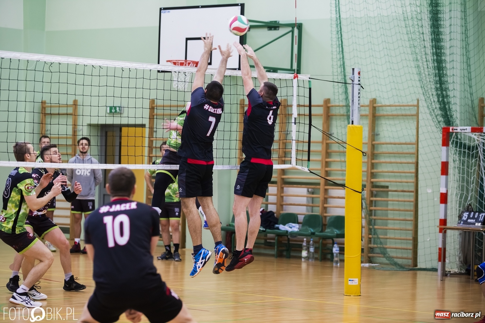 Zdjęcie w galerii na portalu naszraciborz.pl: Zacięta siatkarska rywalizacja w RLPS [FOTO] wiadomości z regionu