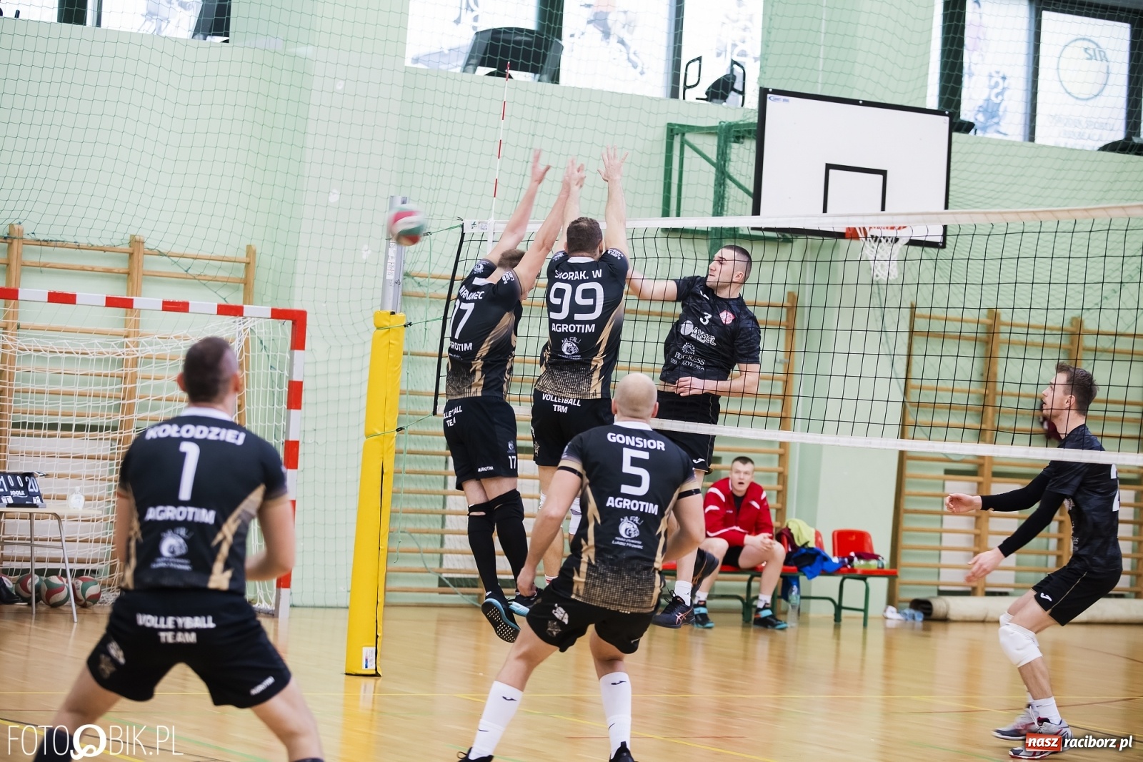 Zdjęcie w galerii na portalu naszraciborz.pl: Zacięta siatkarska rywalizacja w RLPS [FOTO] wiadomości z regionu