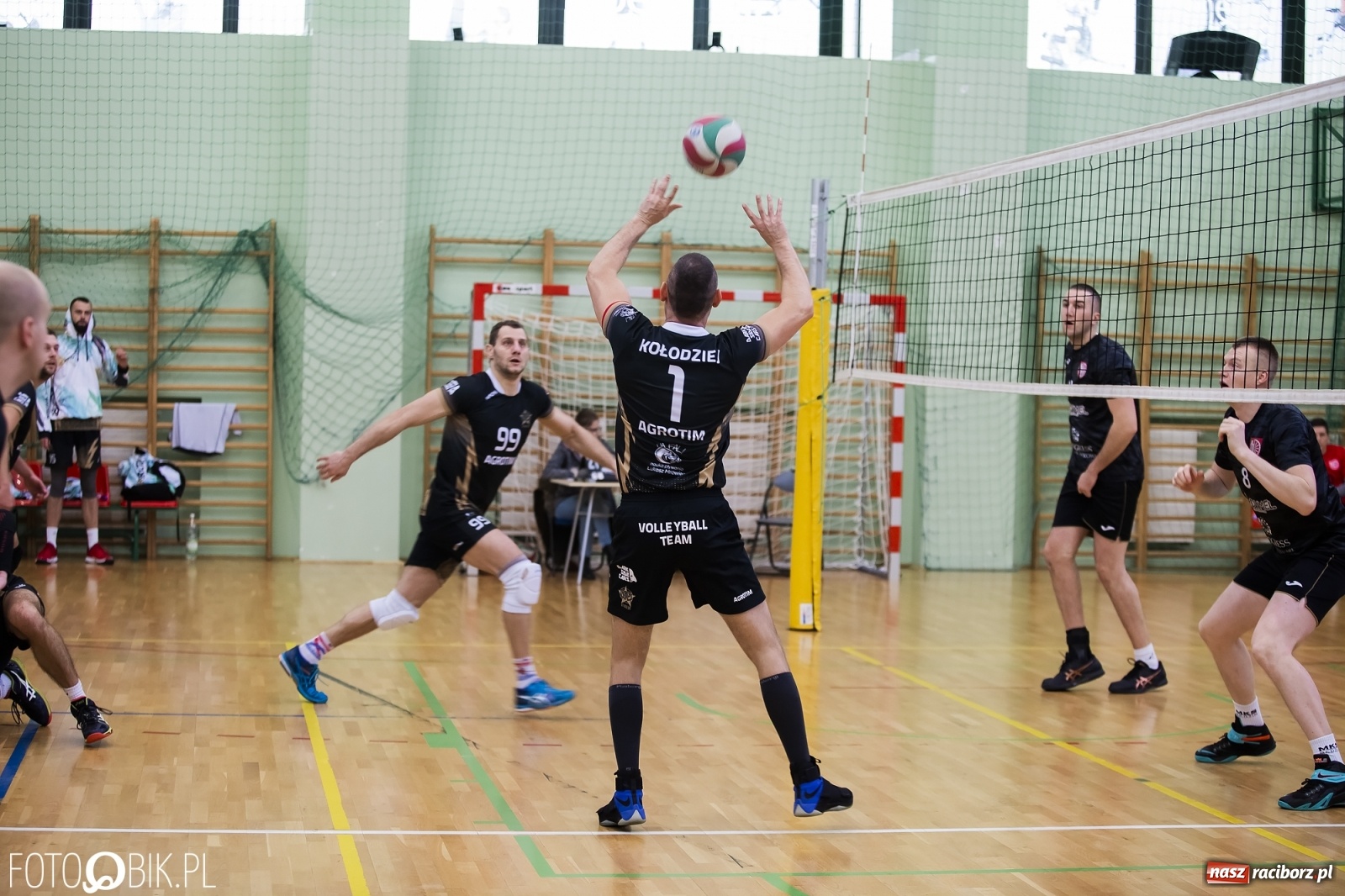 Zdjęcie w galerii na portalu naszraciborz.pl: Zacięta siatkarska rywalizacja w RLPS [FOTO] wiadomości z regionu