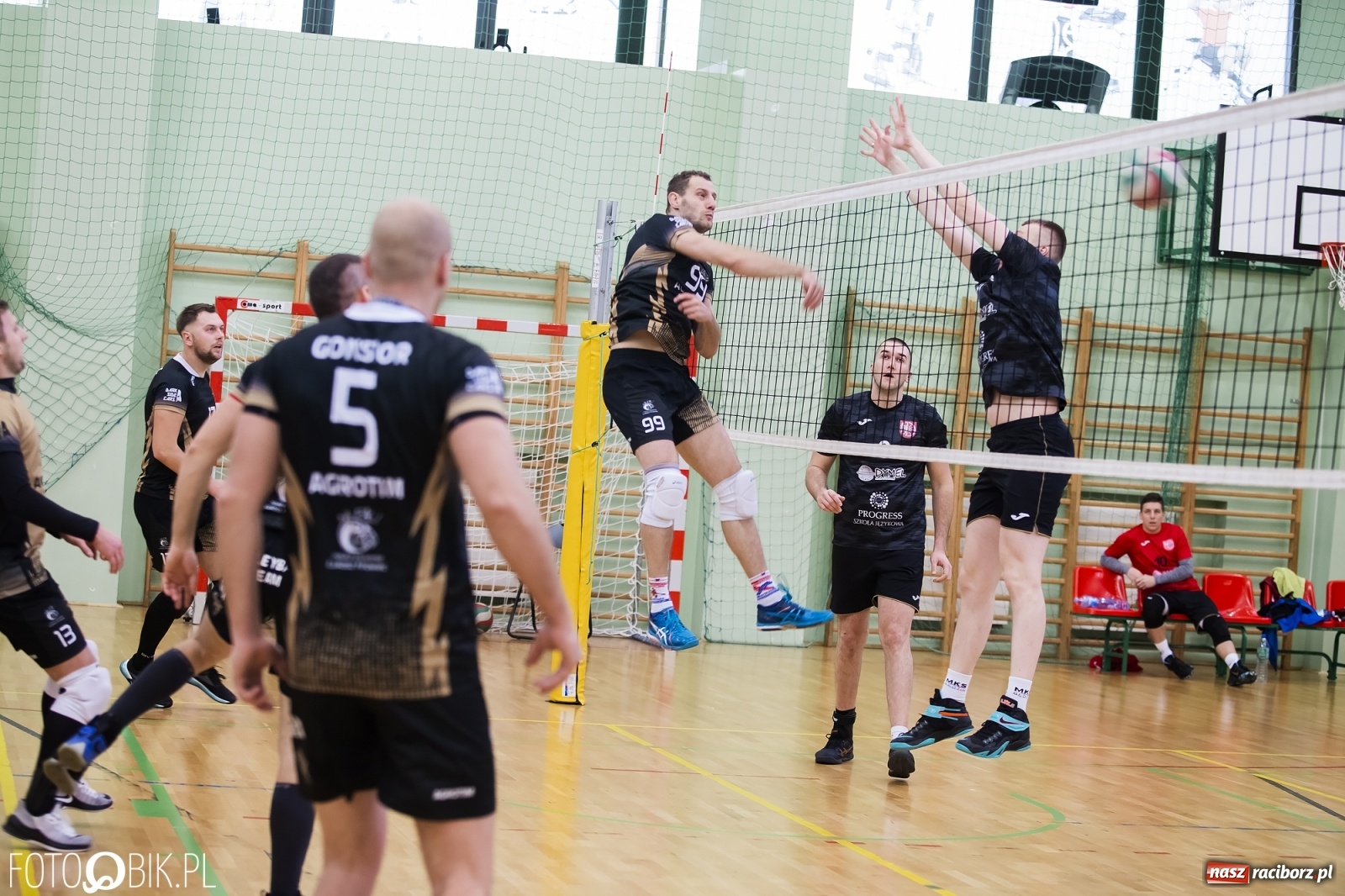 Zdjęcie w galerii na portalu naszraciborz.pl: Zacięta siatkarska rywalizacja w RLPS [FOTO] wiadomości z regionu