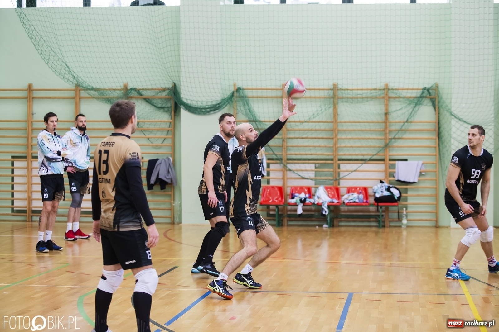 Zdjęcie w galerii na portalu naszraciborz.pl: Zacięta siatkarska rywalizacja w RLPS [FOTO] wiadomości z regionu