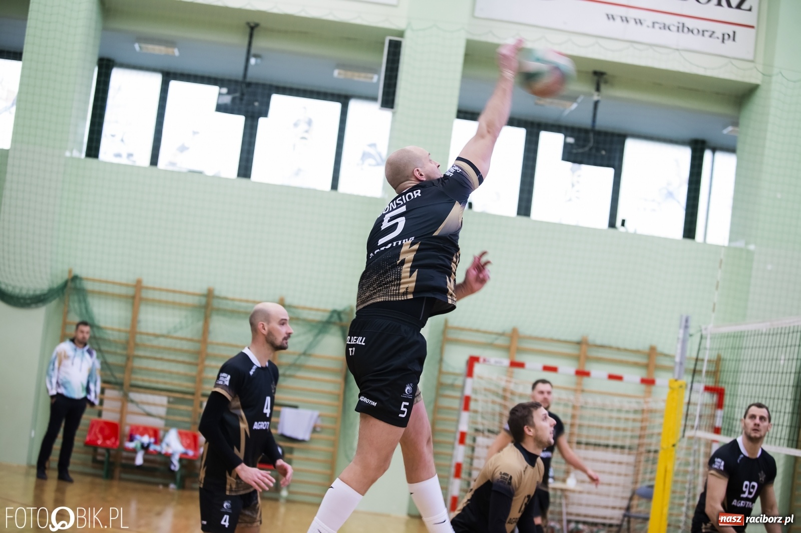 Zdjęcie w galerii na portalu naszraciborz.pl: Zacięta siatkarska rywalizacja w RLPS [FOTO] wiadomości z regionu