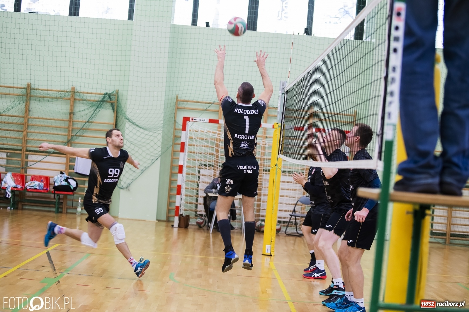 Zdjęcie w galerii na portalu naszraciborz.pl: Zacięta siatkarska rywalizacja w RLPS [FOTO] wiadomości z regionu