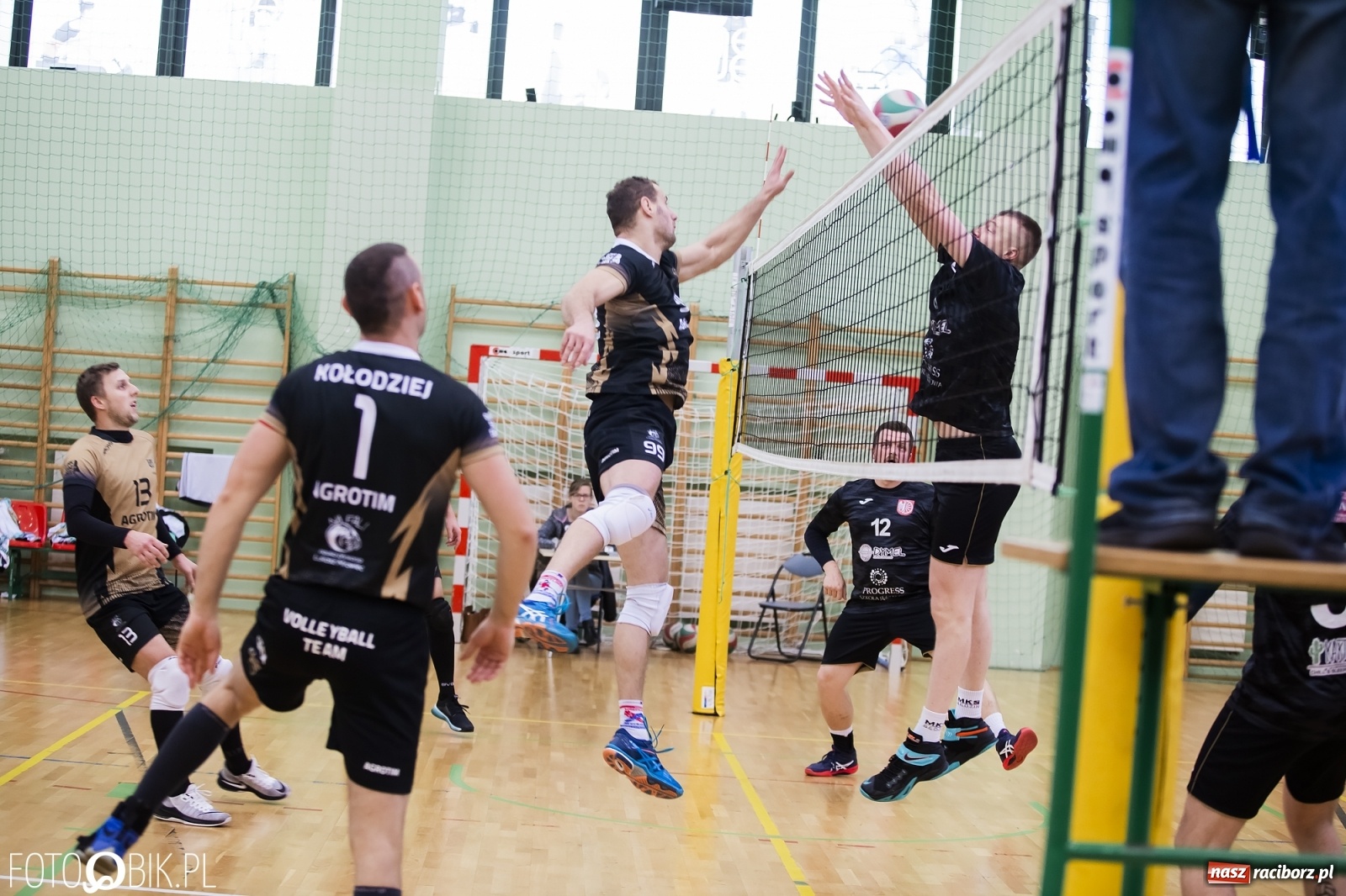 Zdjęcie w galerii na portalu naszraciborz.pl: Zacięta siatkarska rywalizacja w RLPS [FOTO] wiadomości z regionu