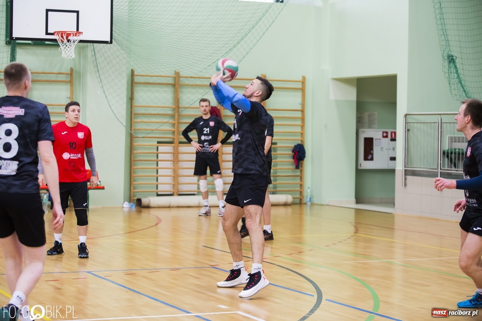 Zdjęcie w galerii na portalu naszraciborz.pl: Zacięta siatkarska rywalizacja w RLPS [FOTO] wiadomości z regionu
