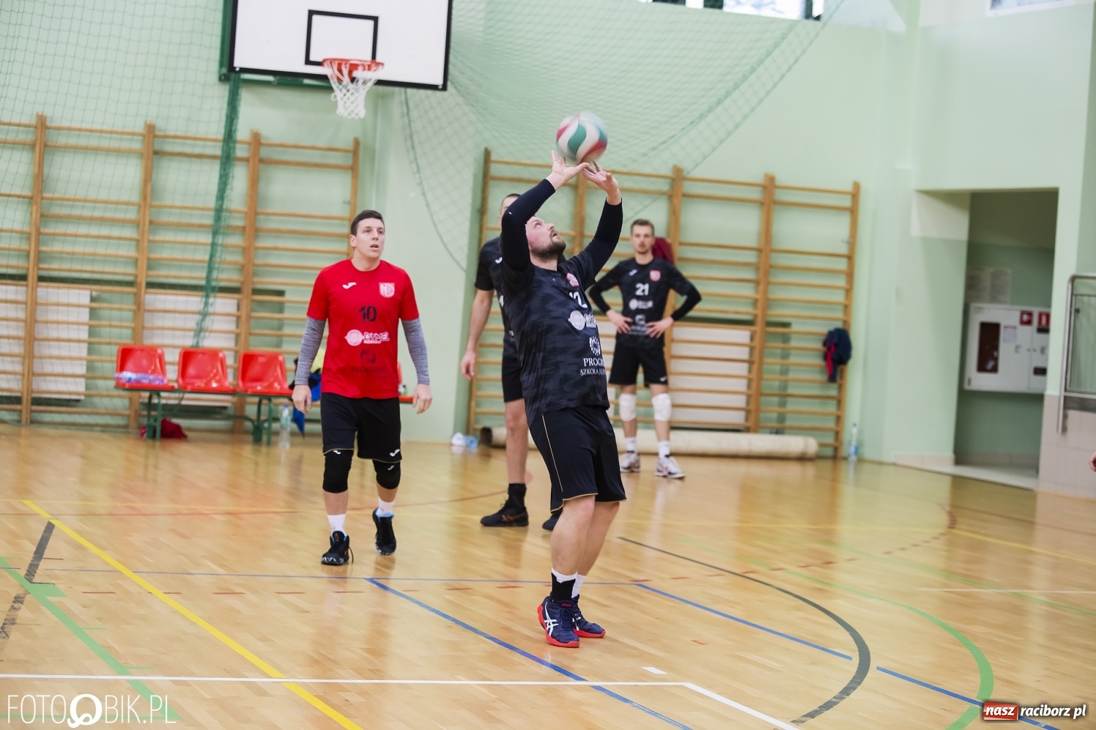 Zdjęcie w galerii na portalu naszraciborz.pl: Zacięta siatkarska rywalizacja w RLPS [FOTO] wiadomości z regionu