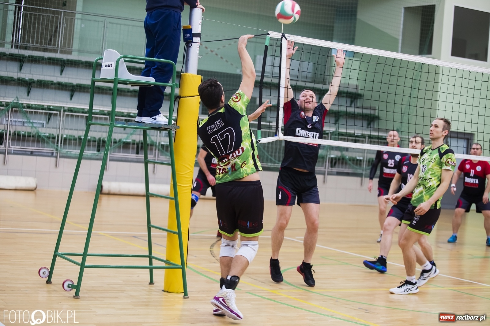 Zdjęcie w galerii na portalu naszraciborz.pl: Zacięta siatkarska rywalizacja w RLPS [FOTO] wiadomości z regionu