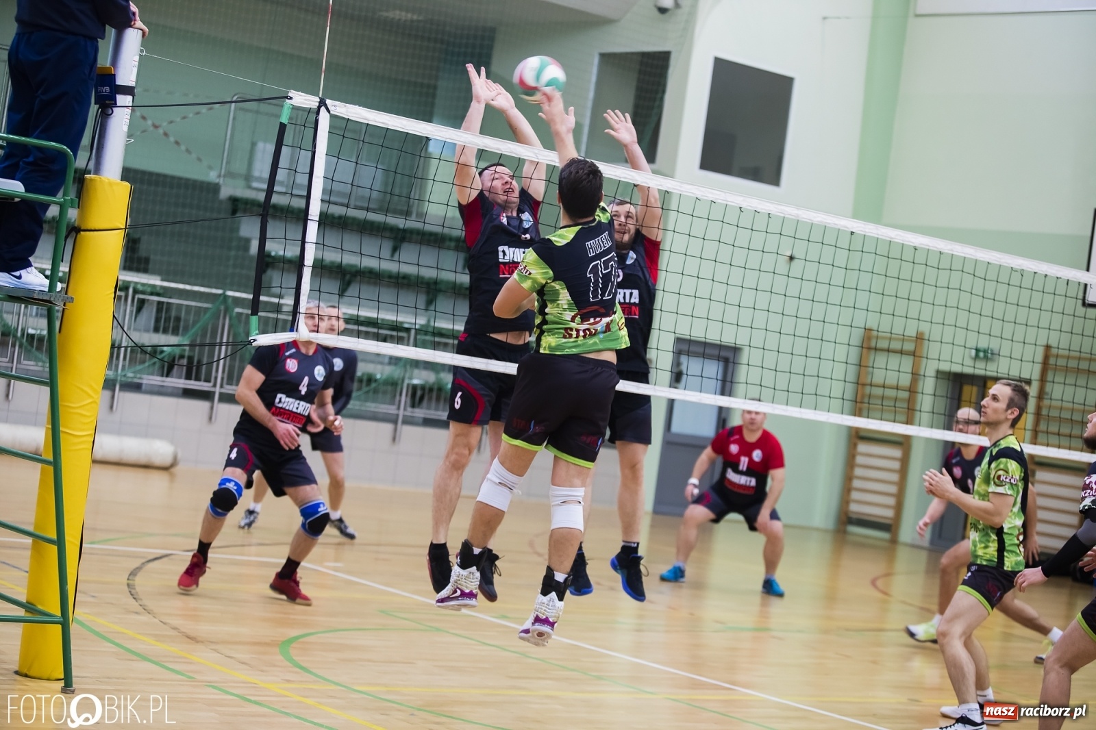 Zdjęcie w galerii na portalu naszraciborz.pl: Zacięta siatkarska rywalizacja w RLPS [FOTO] wiadomości z regionu