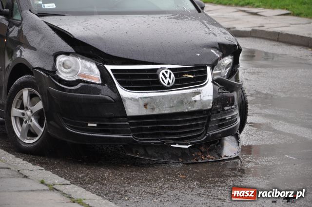 Zdjęcie w galerii na portalu naszraciborz.pl: Wypadek na Ostrogu - dwie ranne wiadomości z regionu