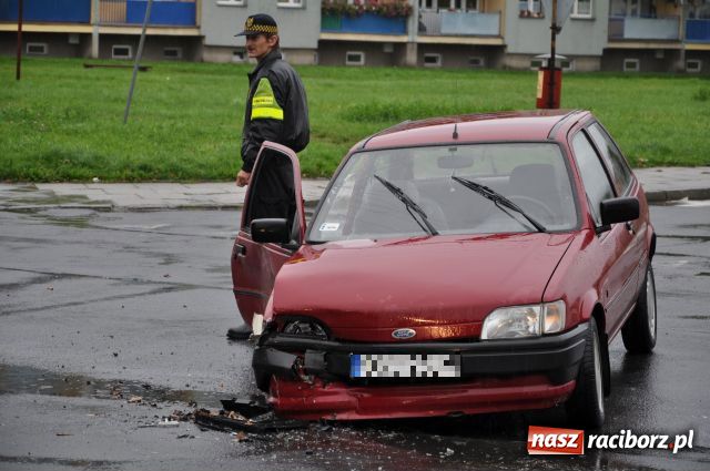Zdjęcie w galerii na portalu naszraciborz.pl: Wypadek na Ostrogu - dwie ranne wiadomości z regionu