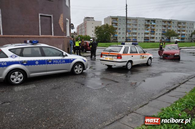 Zdjęcie w galerii na portalu naszraciborz.pl: Wypadek na Ostrogu - dwie ranne wiadomości z regionu