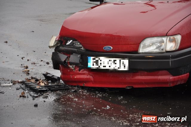 Zdjęcie w galerii na portalu naszraciborz.pl: Wypadek na Ostrogu - dwie ranne wiadomości z regionu