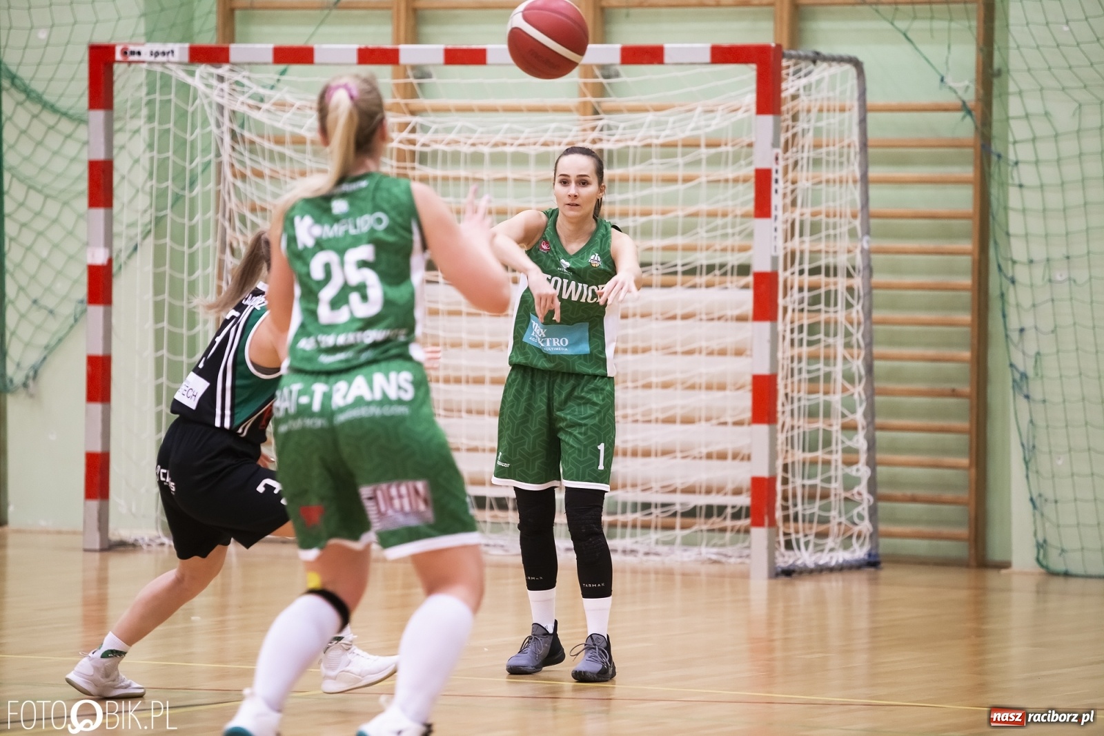 Zdjęcie w galerii na portalu naszraciborz.pl: Kolejna porażka koszykarek RKK AZS Racibórz [FOTO] wiadomości z regionu