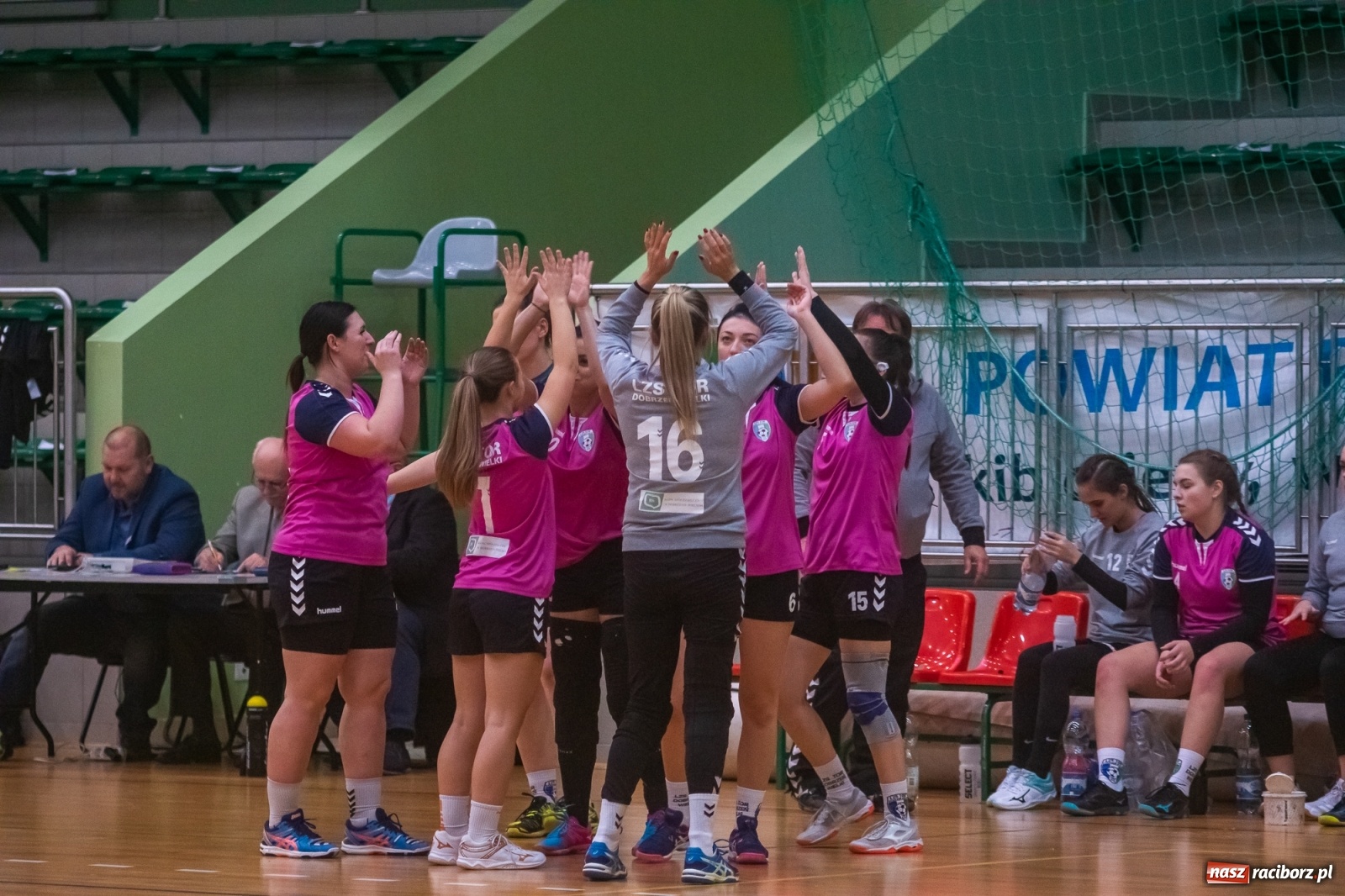 Zdjęcie w galerii na portalu naszraciborz.pl: Piłka ręczna. Dreszczowiec w Arenie Rafako [FOTO i WIDEO] wiadomości z regionu